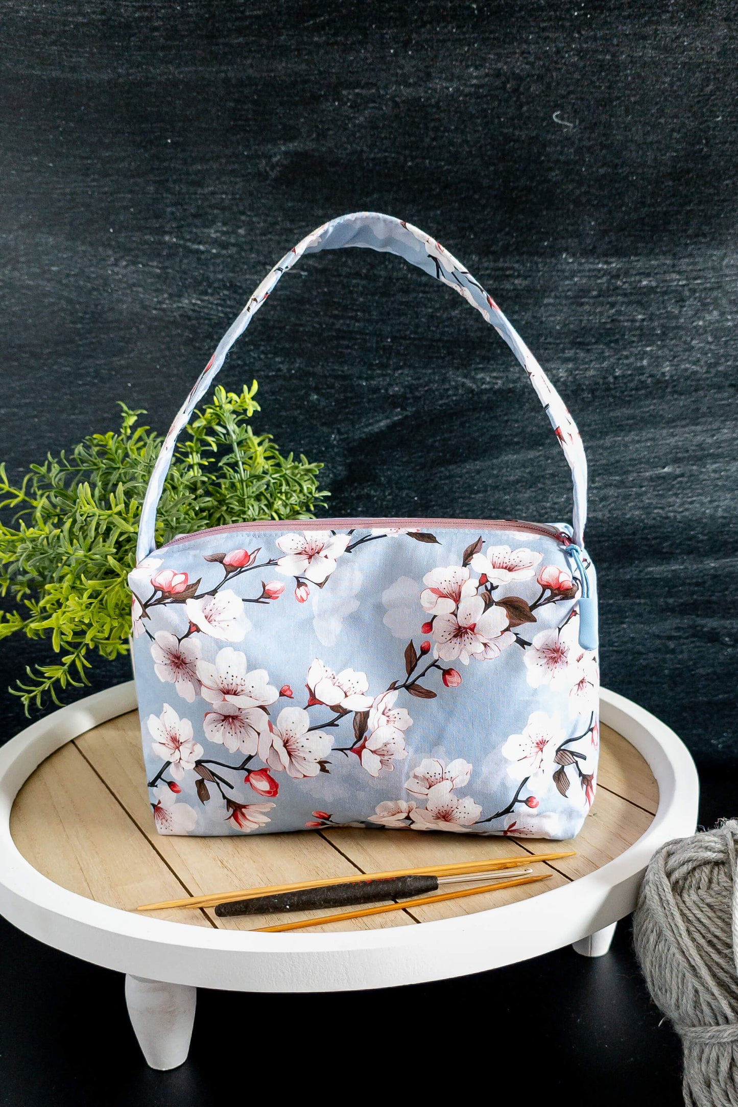 Detailansicht: Kirschblütenstoff und sauber eingenähter Reißverschluss der Stricktasche