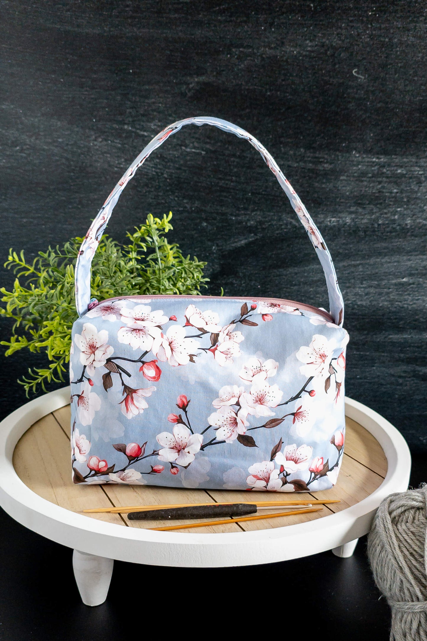 Handgenähte Projekttasche Friggs Bag Hanami mit Kirschblütenmuster auf Holztablett