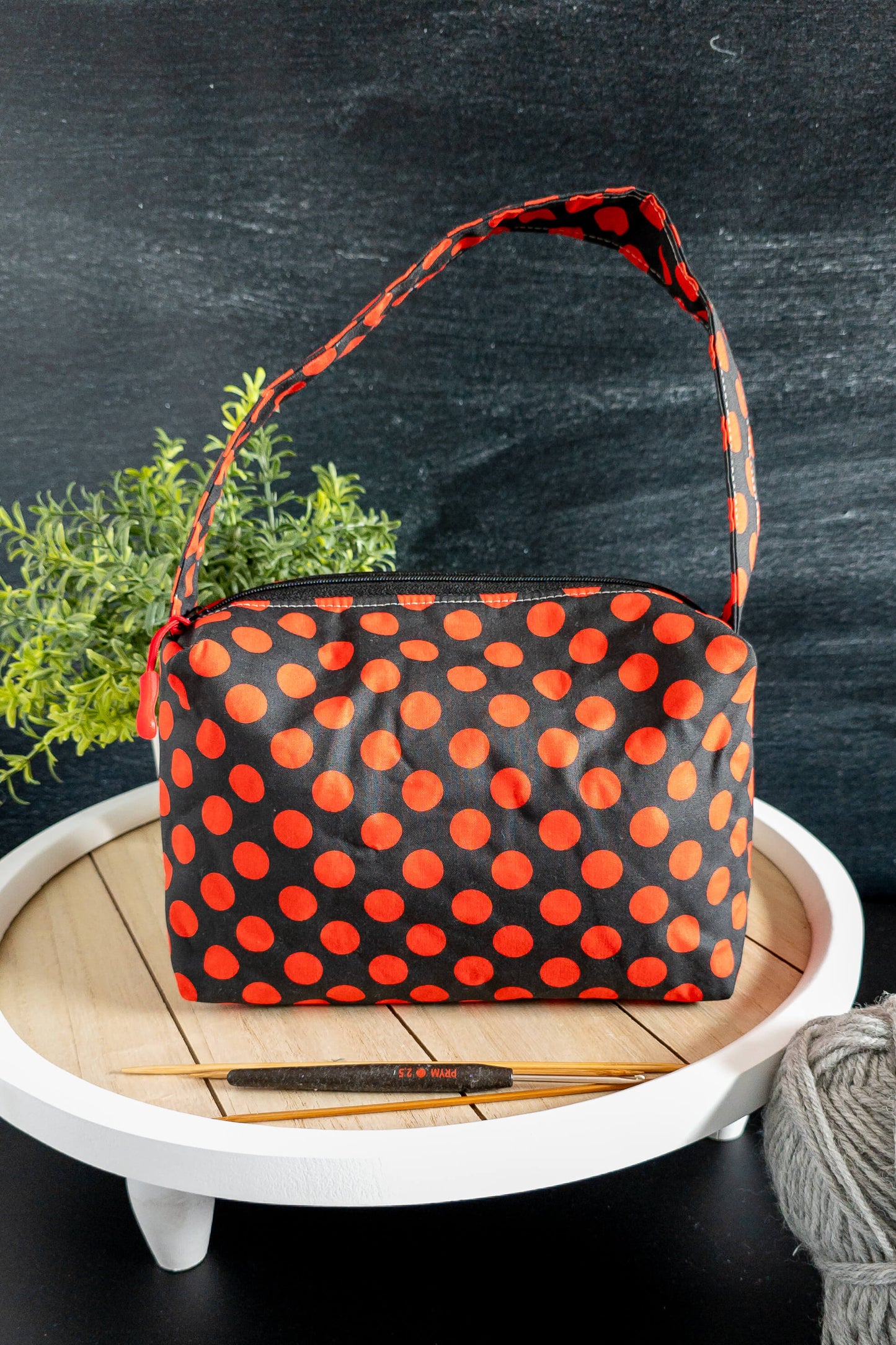 Detailansicht der roten Punkte auf schwarzer Baumwolltasche – stilvolle Handarbeitstasche mit Charakter.