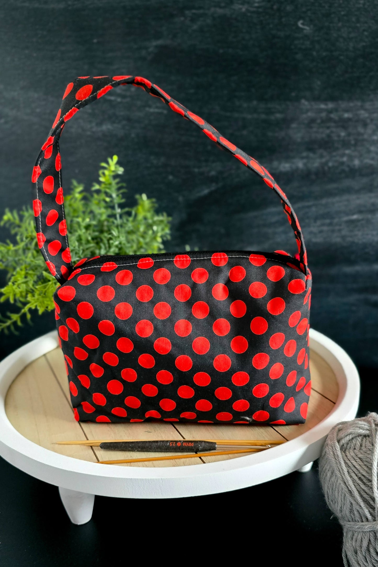 Friggs Bag „Lava Dots“ – stabile Stricktasche mit Henkel und Volumenvlies für Socken und Mützenprojekte.