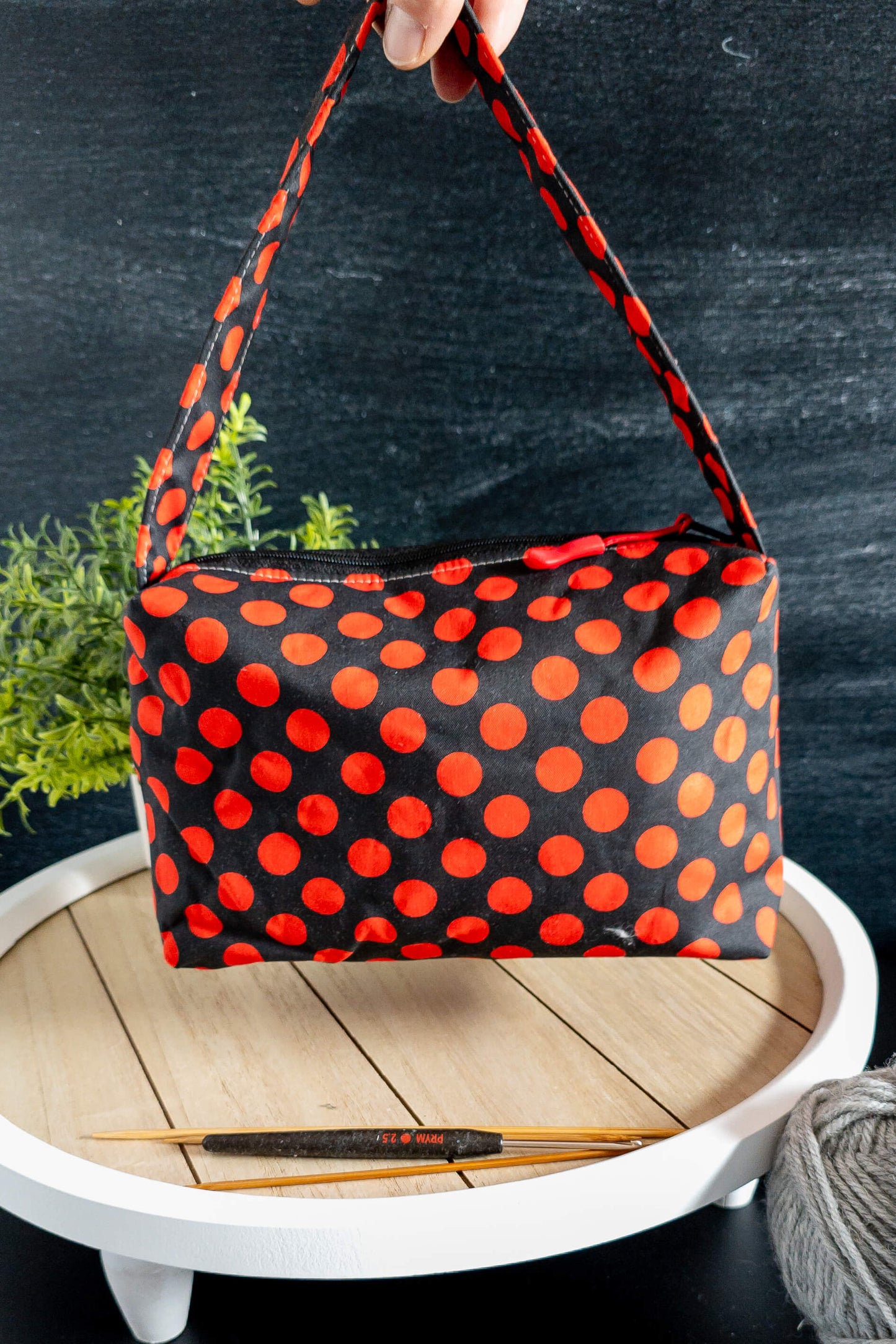 Friggs Bag „Lava Dots“ im Einsatz – zeig, wie die Handarbeitstasche Strickprojekte organisiert und transportbereit macht.