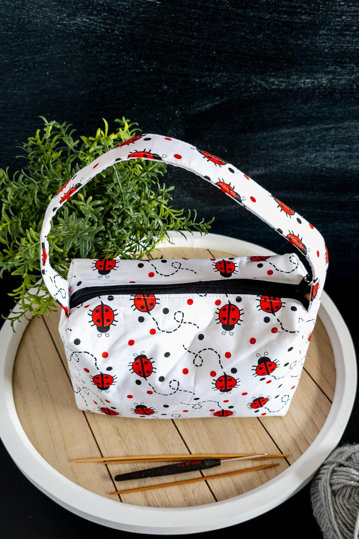 Innenansicht einer Projekttasche mit Platz für Nadeln, Garn und Zubehör