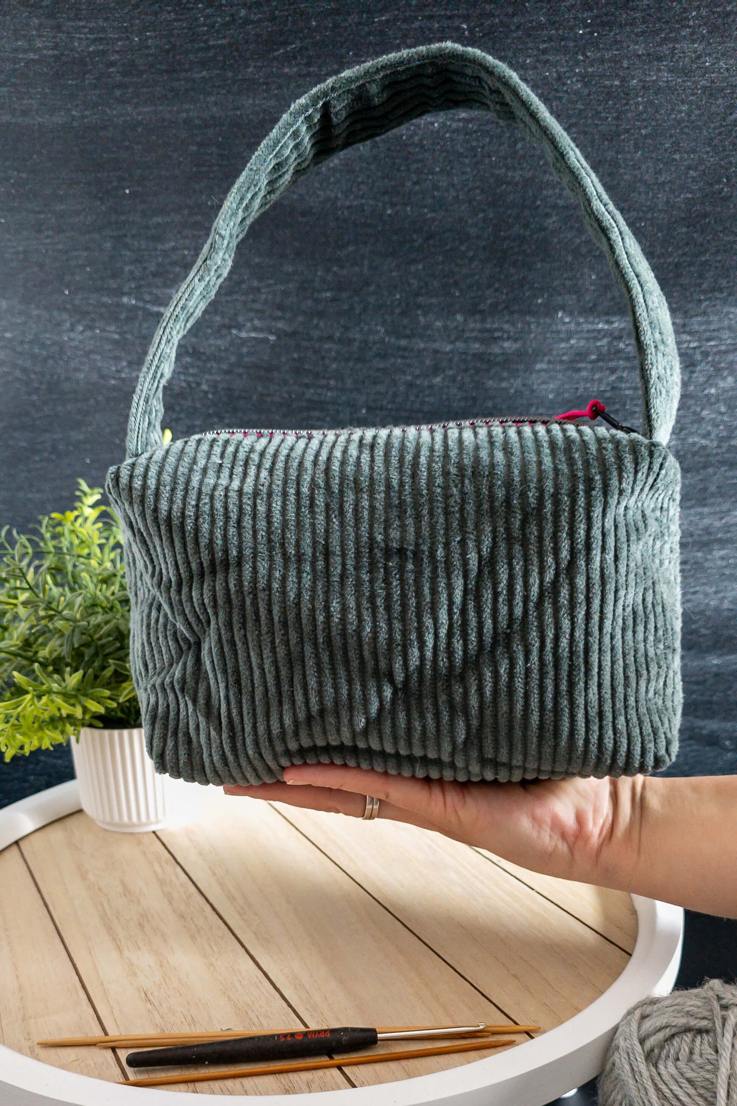 Handgenähte Stricktasche in Grün – Cordstoff mit Volumenvlies und Platz für 200g Wolle