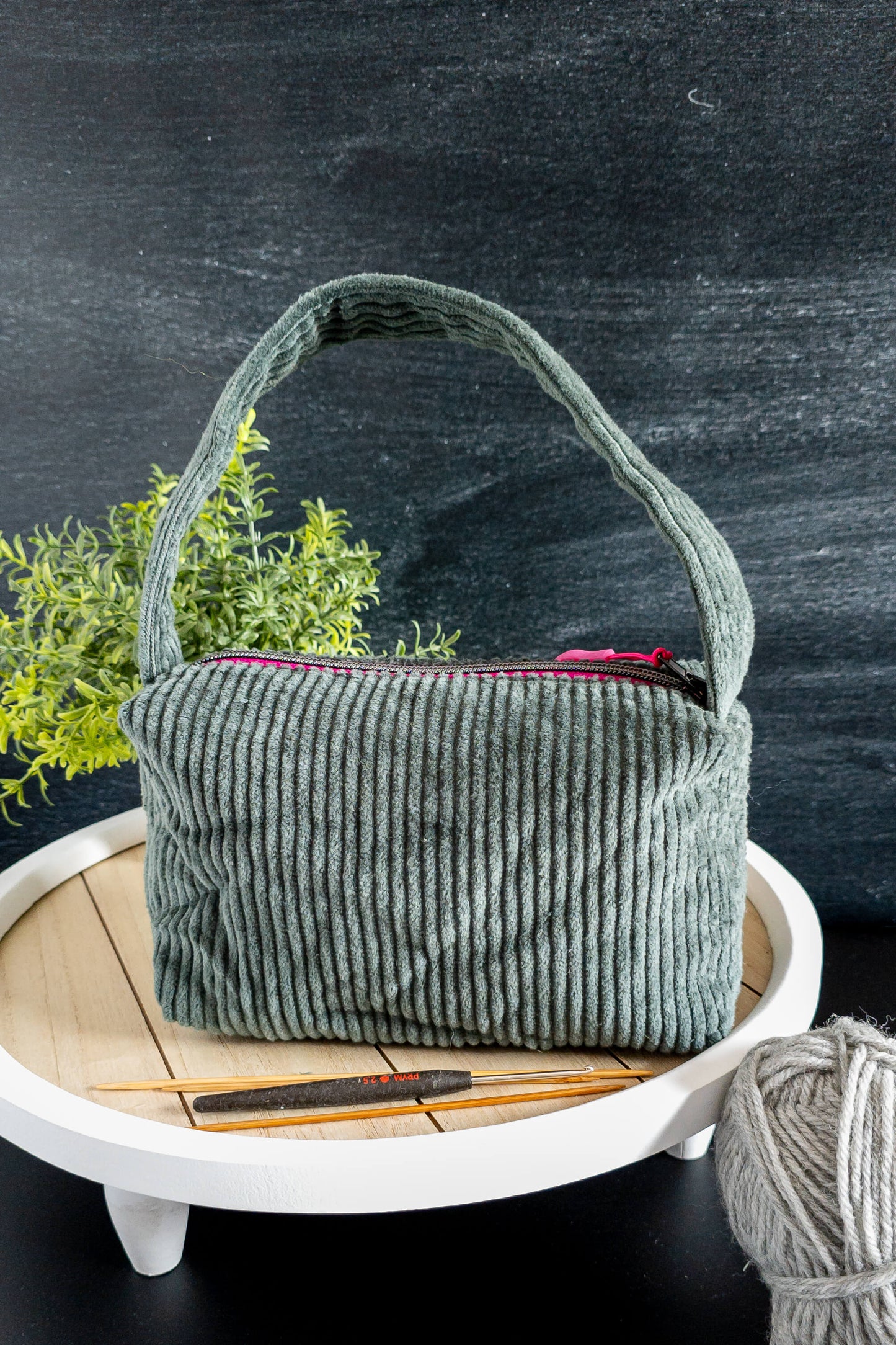 Friggs Bag „Moosmagie“ aus moosgrünem Cord mit stabilem Stand und praktischem Tragehenkel