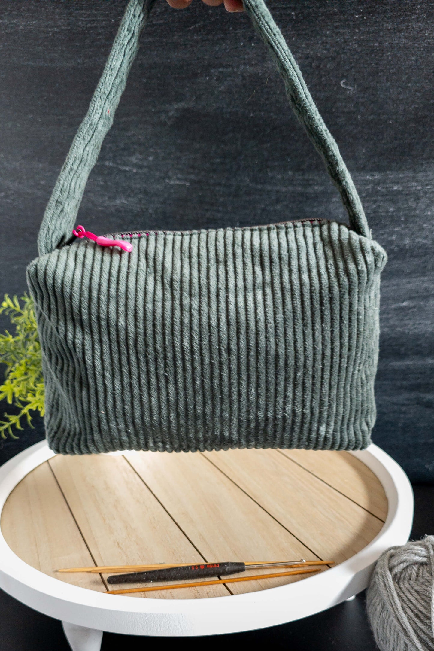 Cordtasche für unterwegs – moosgrüne Friggs Bag als stilvolle Aufbewahrung für Strickzubehör