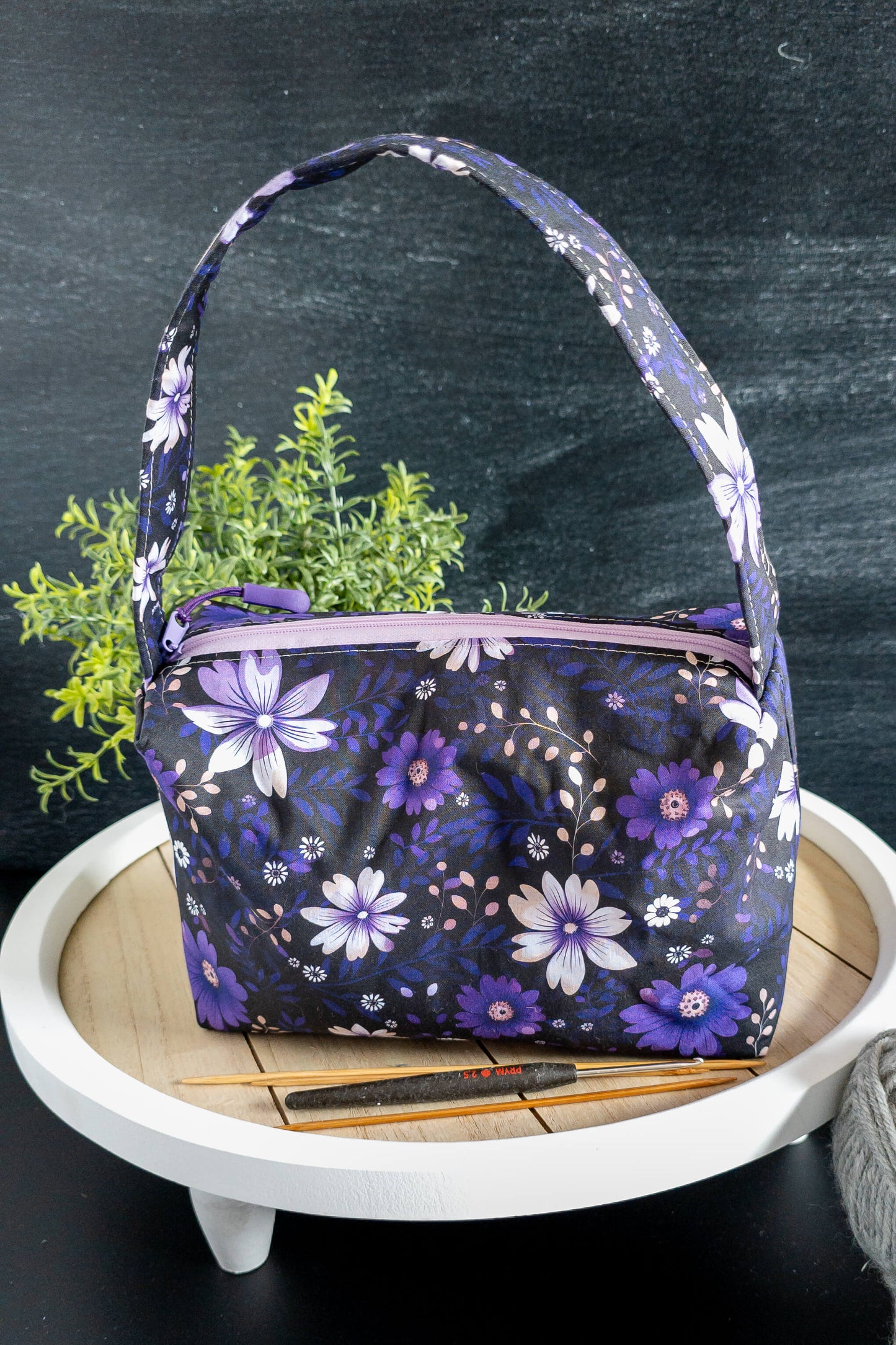 Lila Handarbeitstasche mit weißen Blüten – ideal für Wolle, Nadeln und kleine DIY-Projekte.