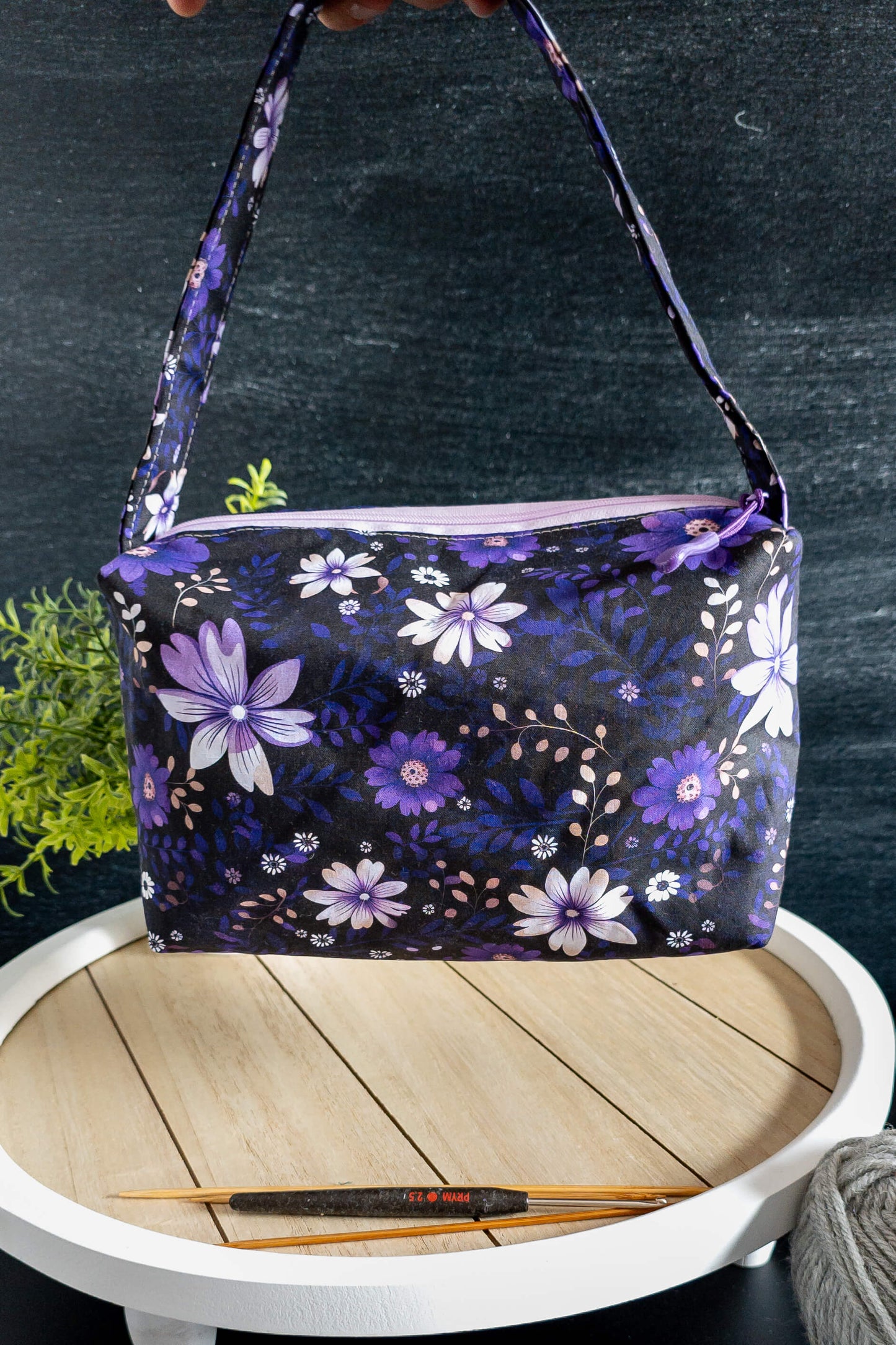 Detailaufnahme: Reißverschluss und Henkel der handgenähten Friggs Bag mit Blütendesign.