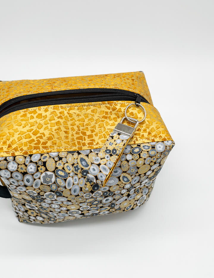 Golden Fenja Tasche aus der Fenja-Bag-Reihe, geeignet als Kosmetiktasche und Stricktasche.