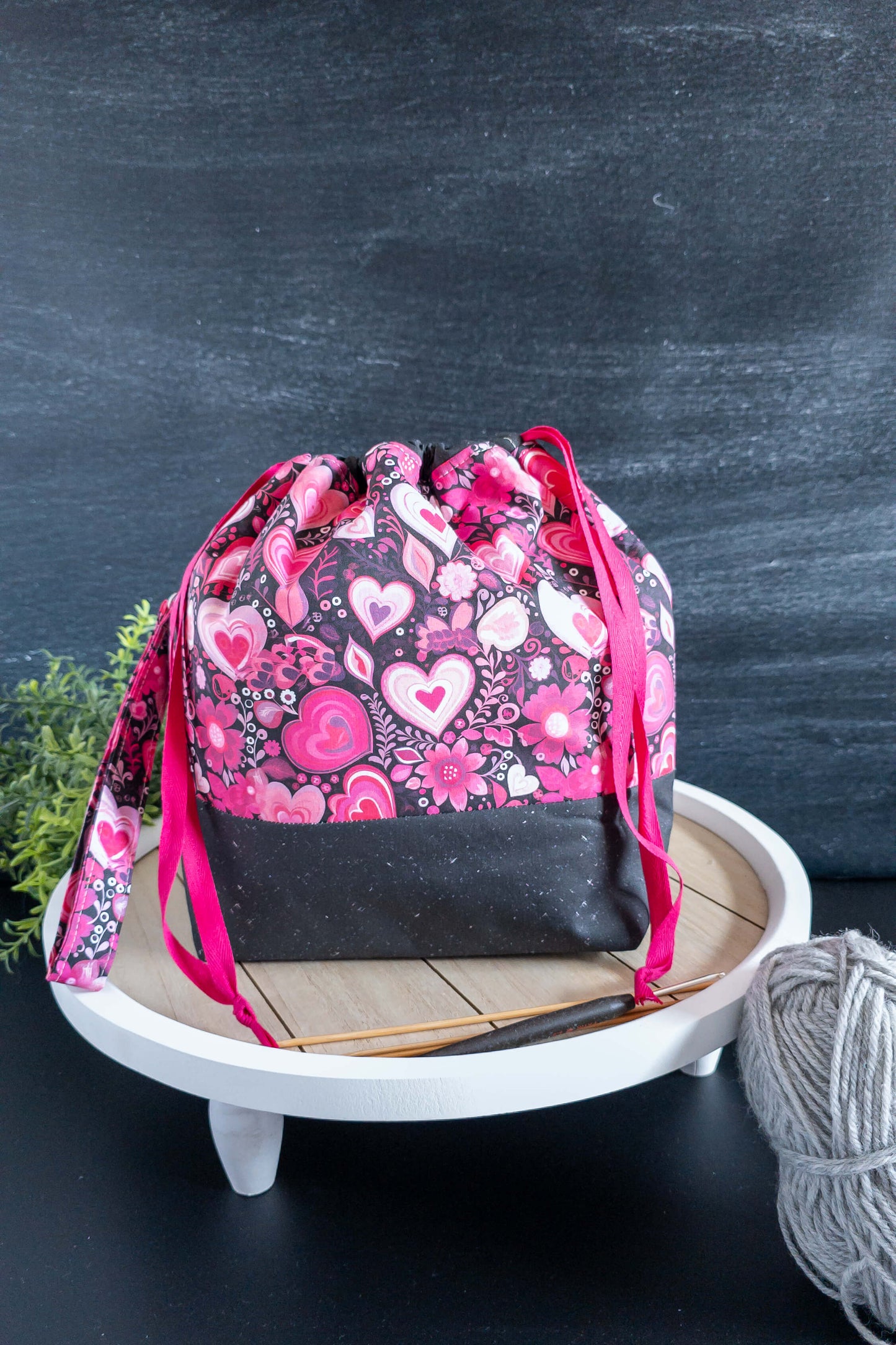 Die Stricktasche neben einem Wollknäuel und Stricknadeln – ideal für DIY-Projekte