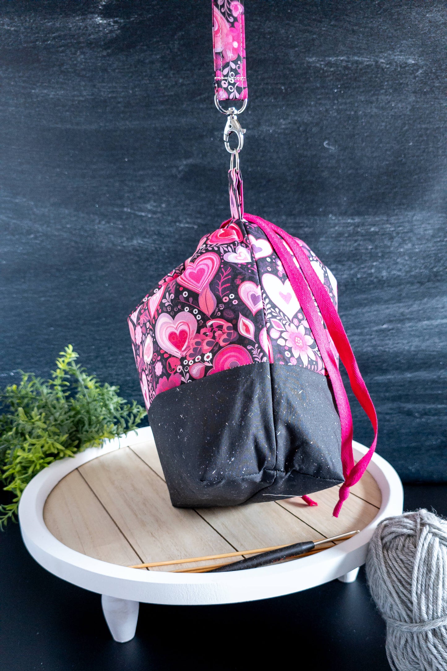 Rückseite der Tasche mit fortlaufendem Herz- und Blumenmuster in Rosa und Magenta