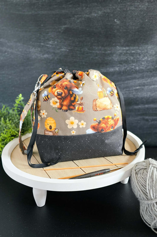 Projekttasche Honey Moo aus Baumwolle in Grau und Schwarz, mit süßem Bienen-Kuh-Motiv auf der Vorderseite