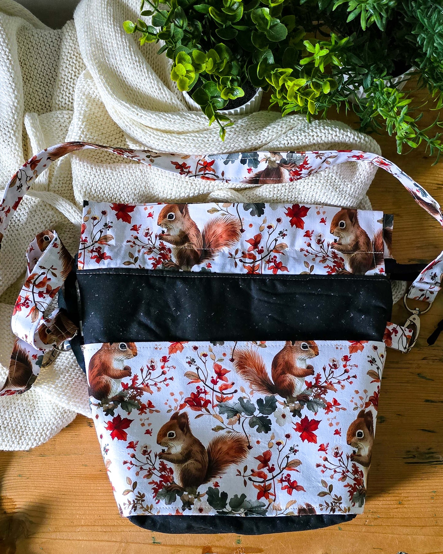 Handgenähte Projekttasche mit Eichhörnchen und herbstlichen Blättern