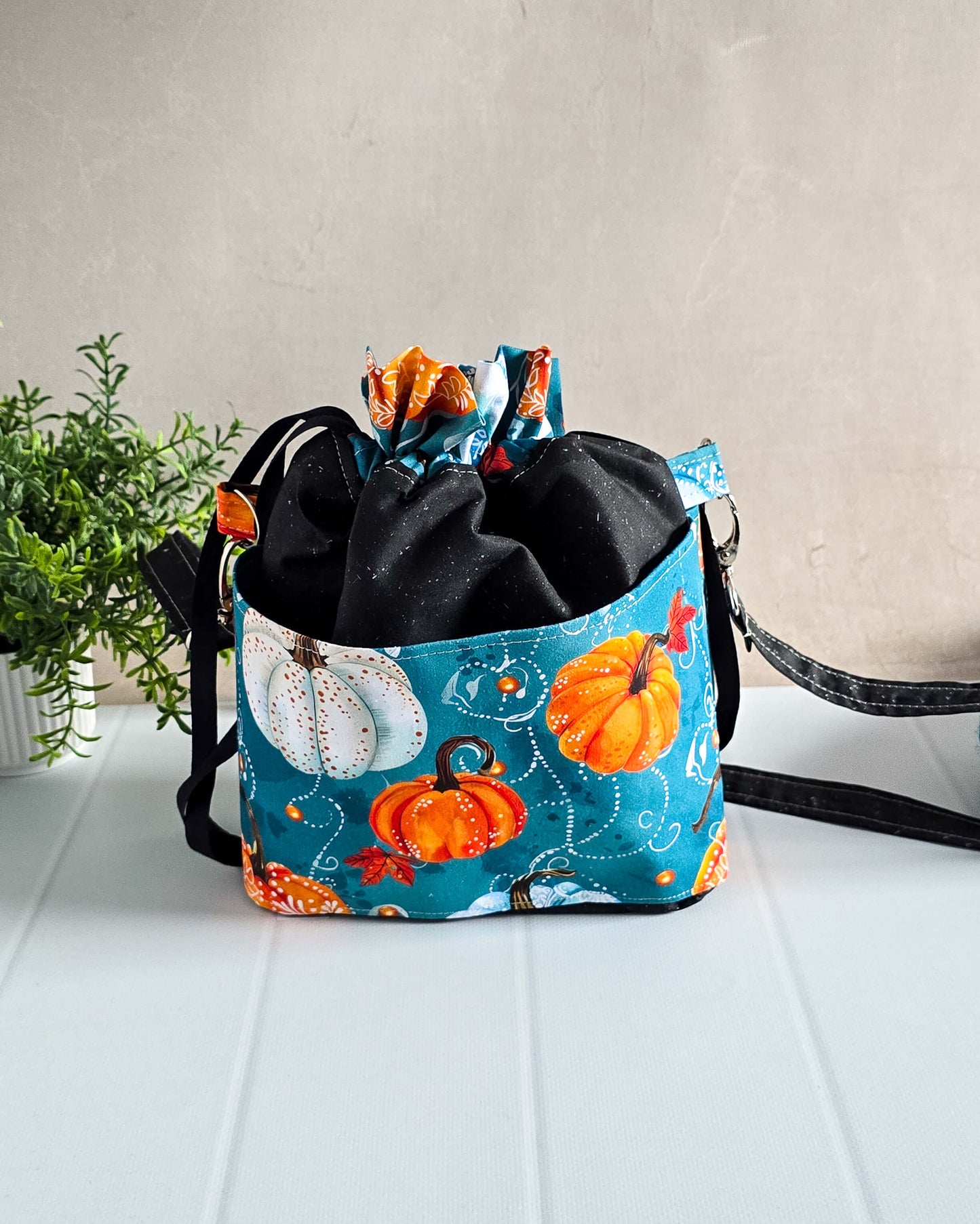 Projekttasche Blue Pumpkin – Kürbisse & Ornamente auf Petrolblau