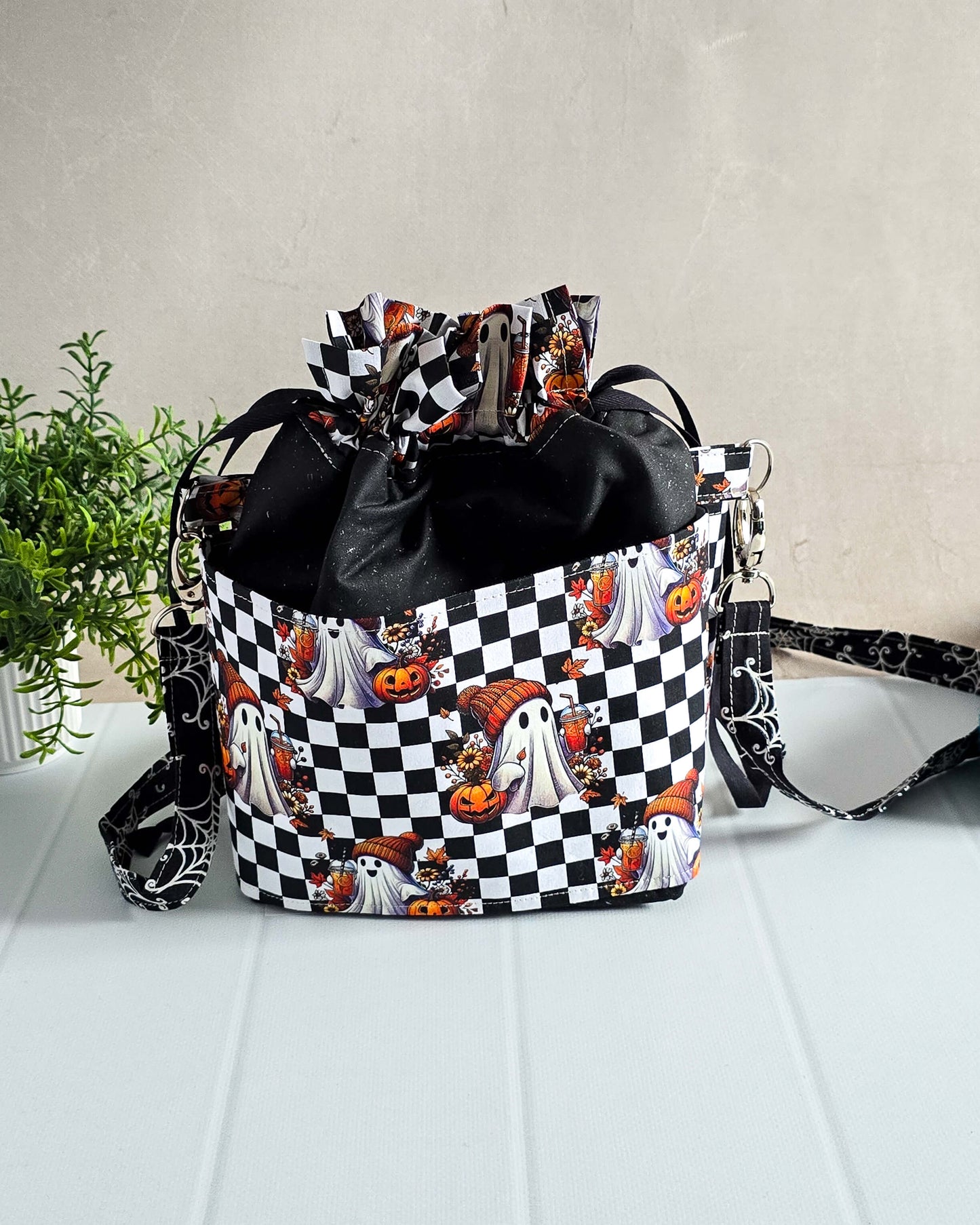 Projekttasche Ghost & Check – Geister & Kürbisse im Schachbrett-Design