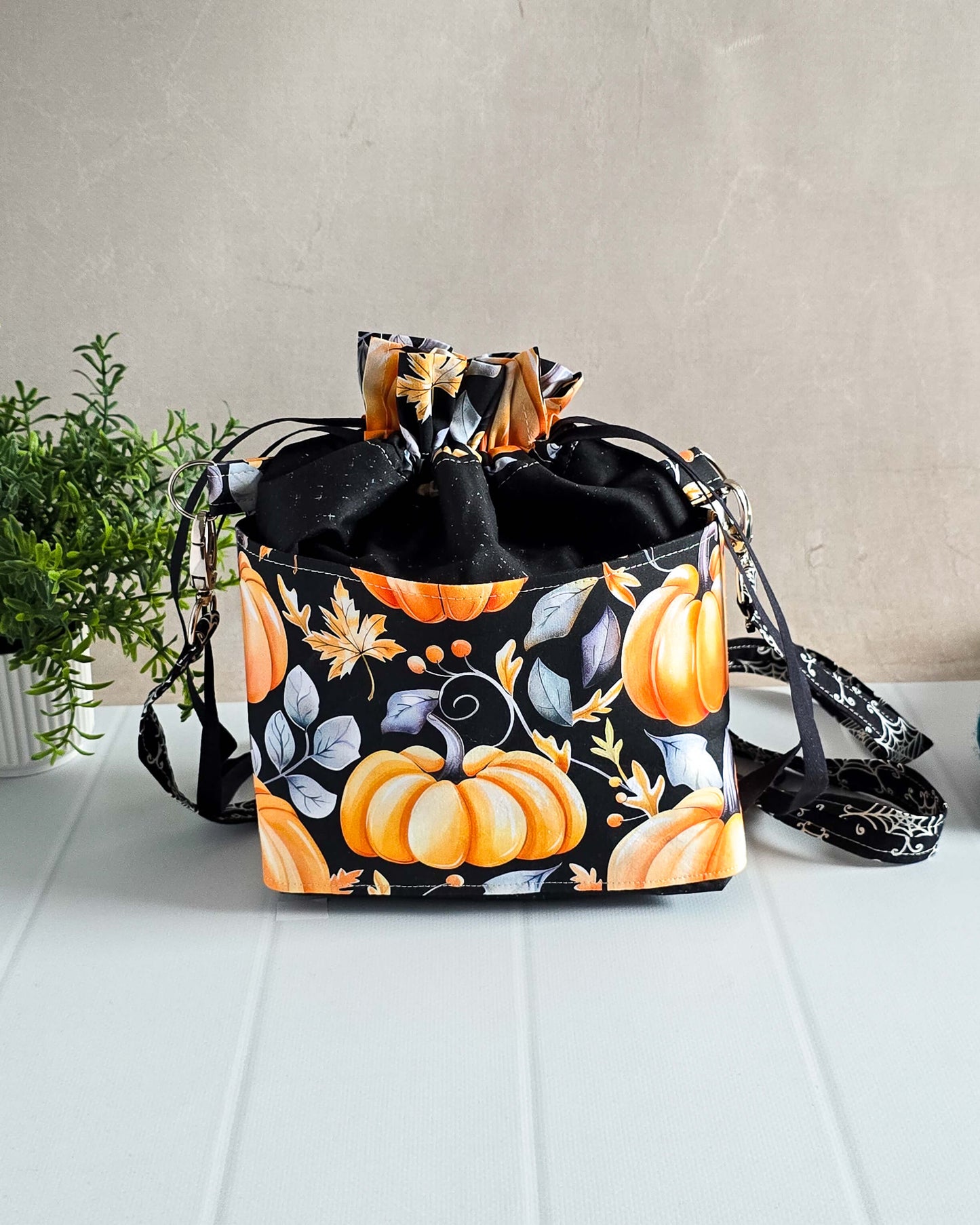 Projekttasche Golden Pumpkin – Kürbisse & Herbstblätter auf Schwarz