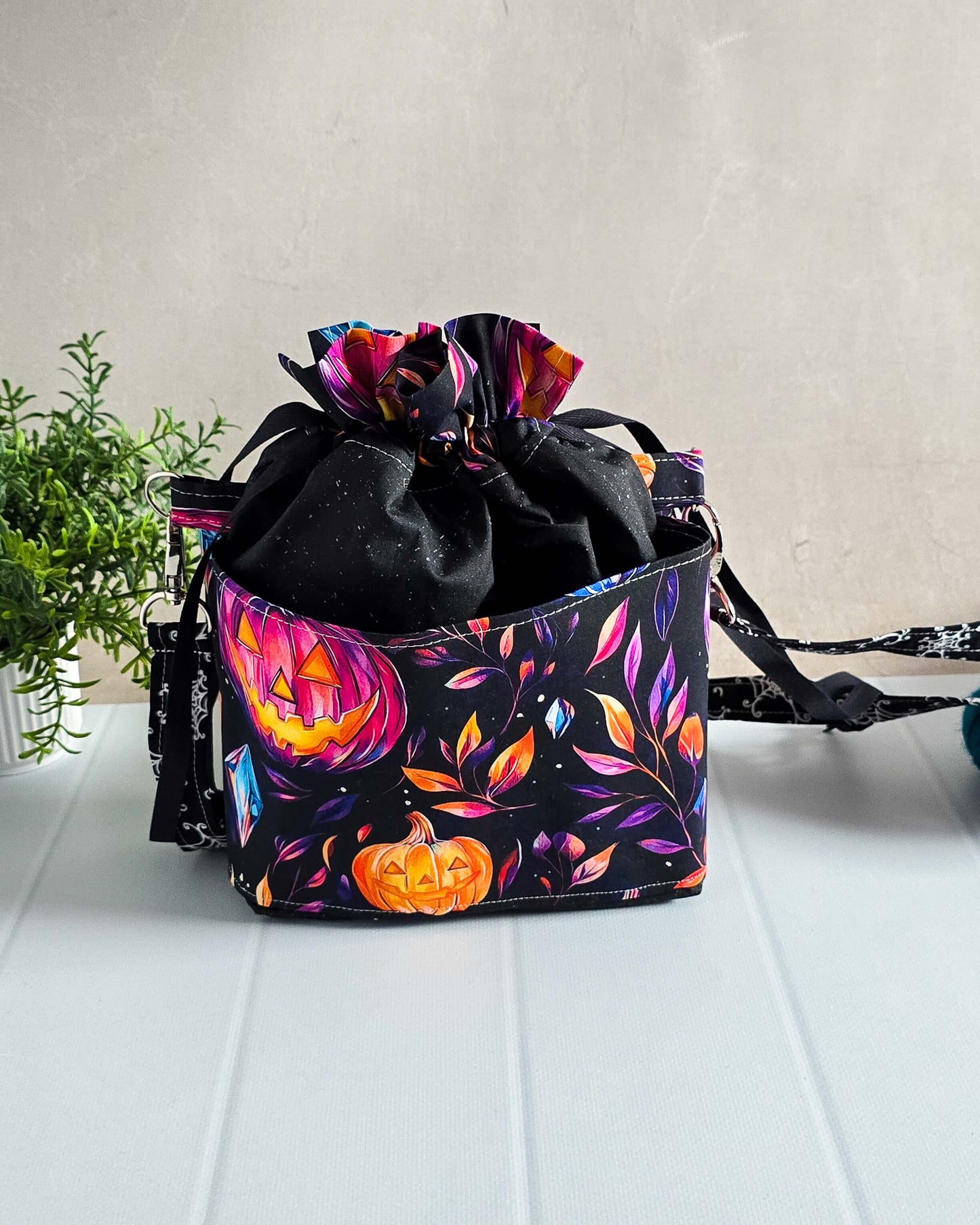 Halloween Projekttaschen – Leuchtende Kürbisse & Kristalle auf schwarzem Hintergrund