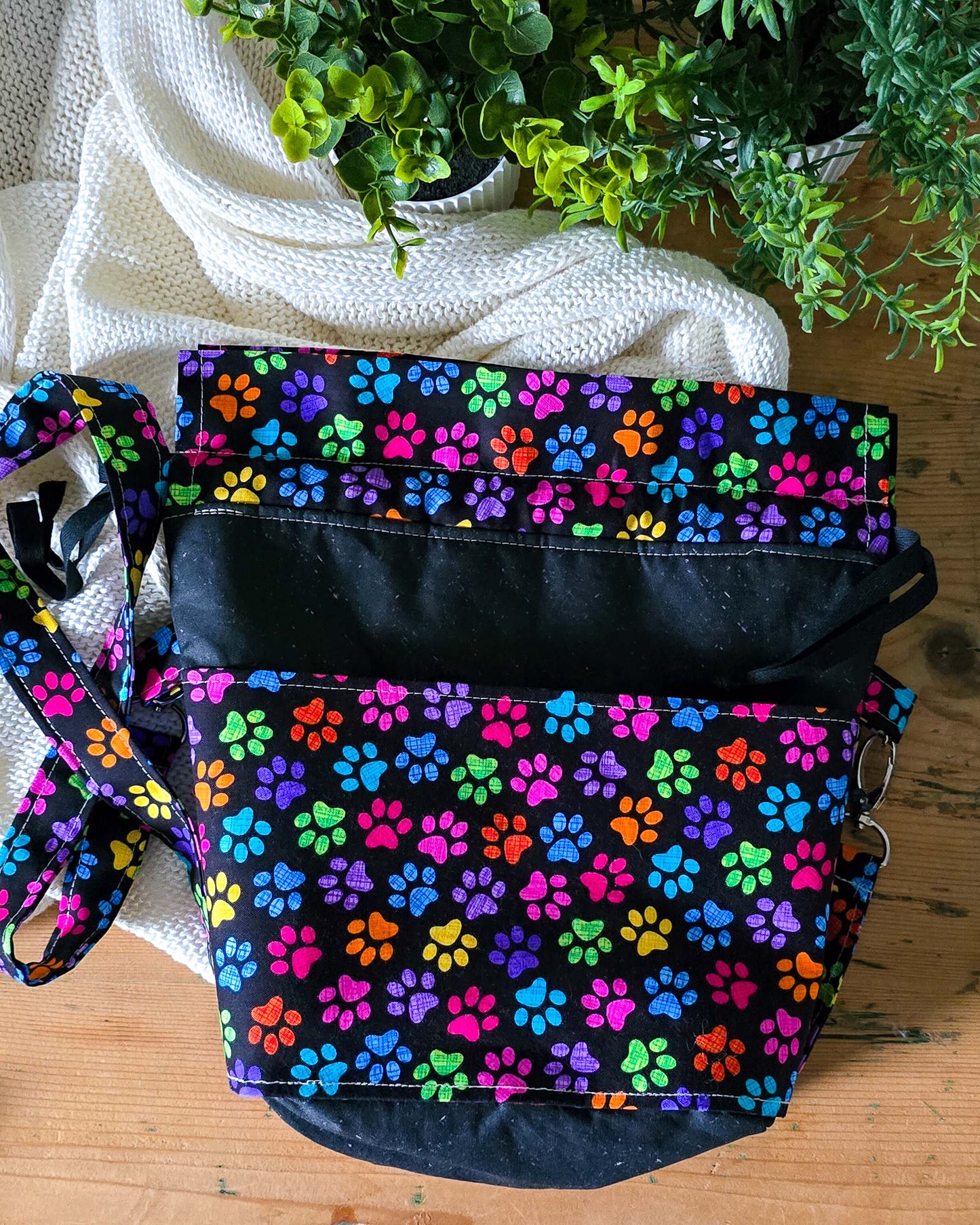 Handgenähte Projekttasche mit buntem Pfotenmuster und Schultergurt – Huldra Bag „Pawsy Parade“