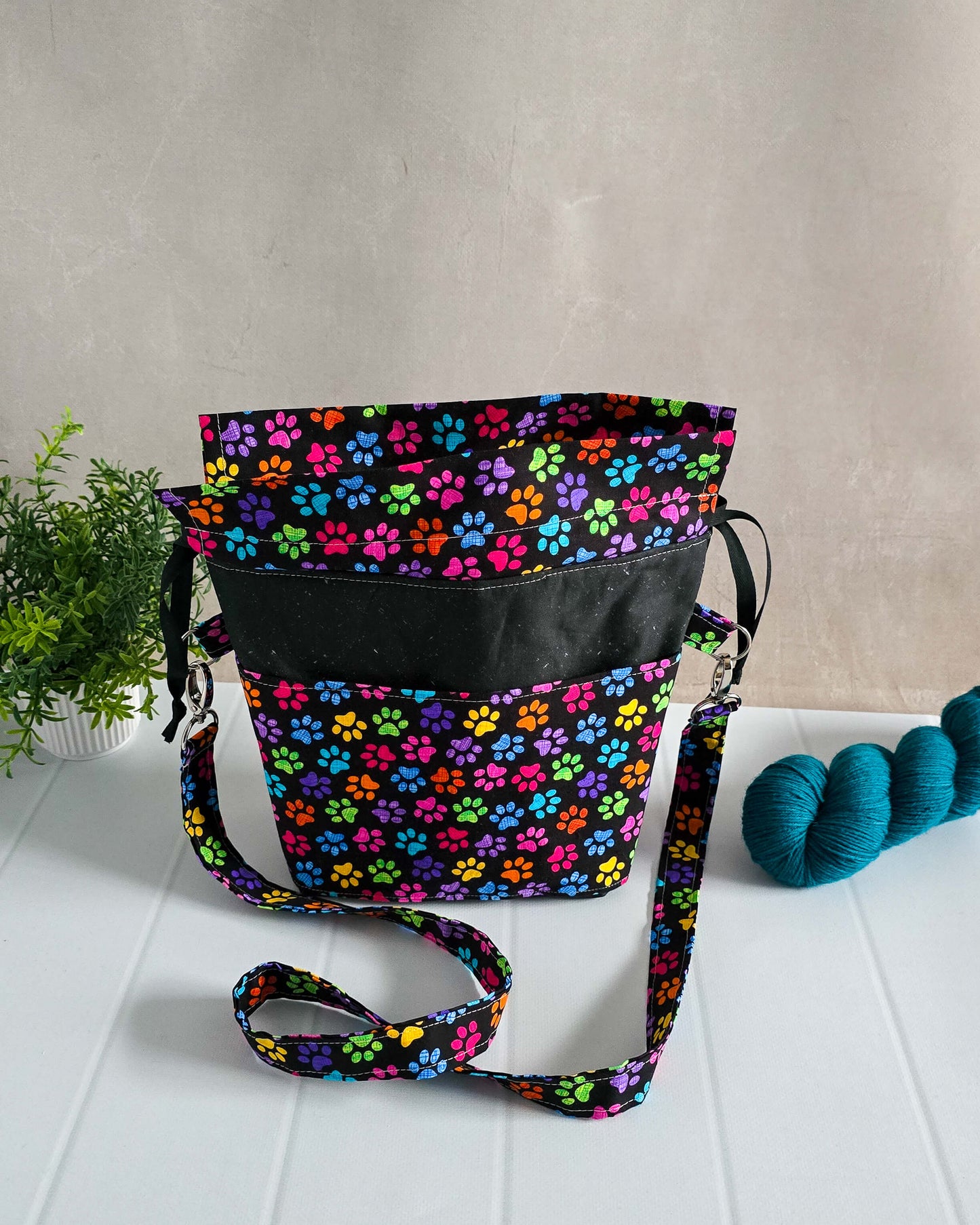 Handgenähte Projekttasche mit buntem Pfotenmuster und Schultergurt – Huldra Bag „Pawsy Parade“