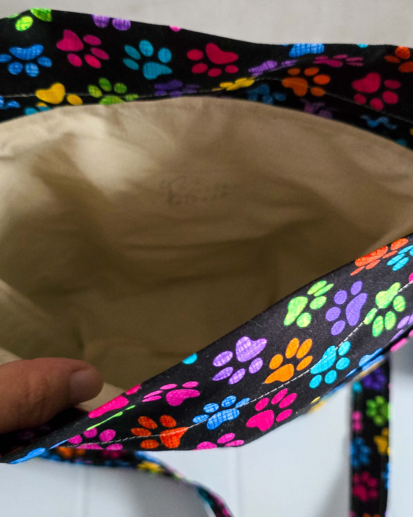 Handgenähte Projekttasche mit buntem Pfotenmuster und Schultergurt – Huldra Bag „Pawsy Parade“