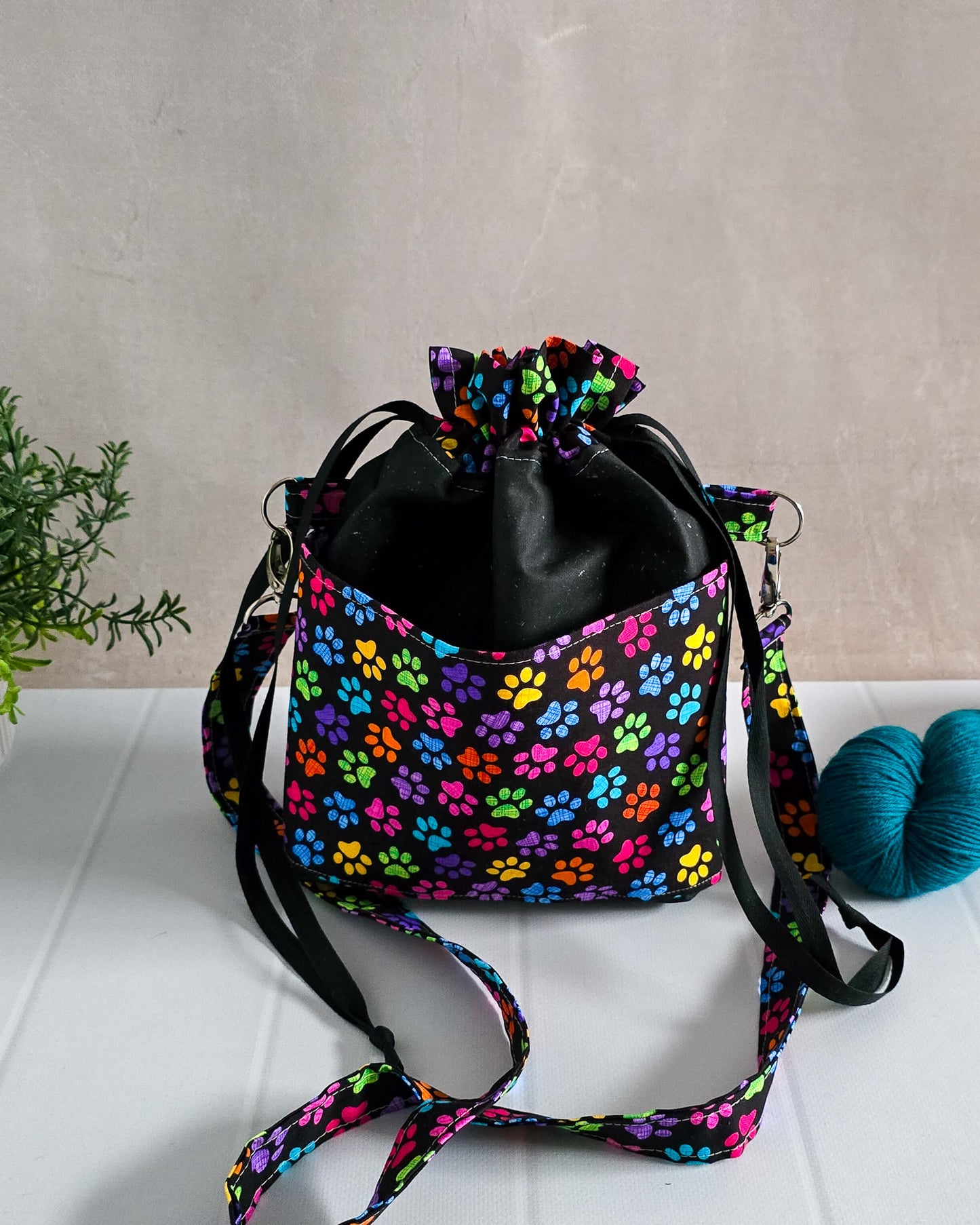 Handgenähte Projekttasche mit buntem Pfotenmuster und Schultergurt – Huldra Bag „Pawsy Parade“