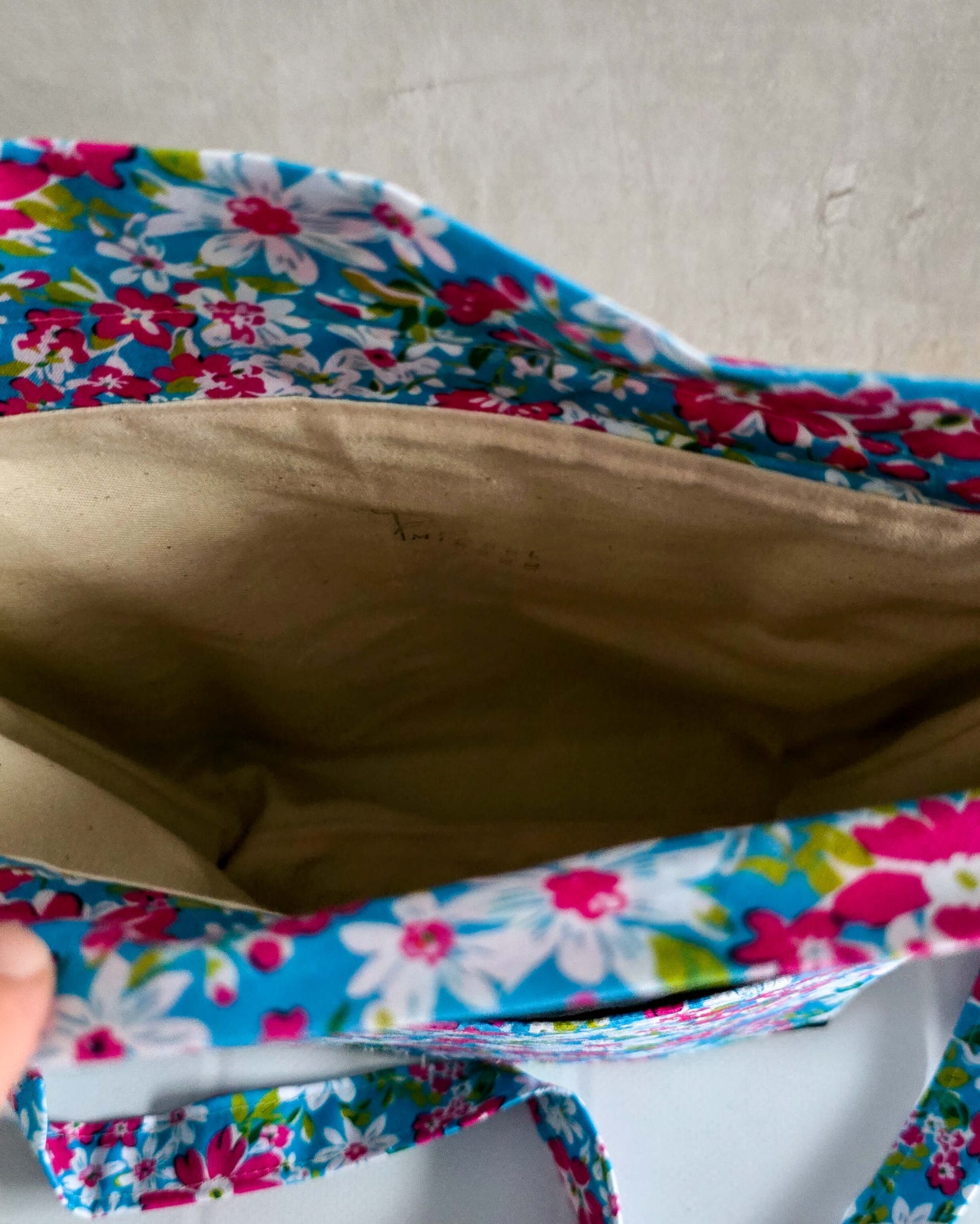 Huldra Bag „Sommarblom“ – Projekttasche mit Blütenprint, Platz für 400 g Wolle & Zubehör.