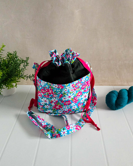 Huldra Bag „Sommarblom“ – Projekttasche mit Blütenprint, Platz für 400 g Wolle & Zubehör.