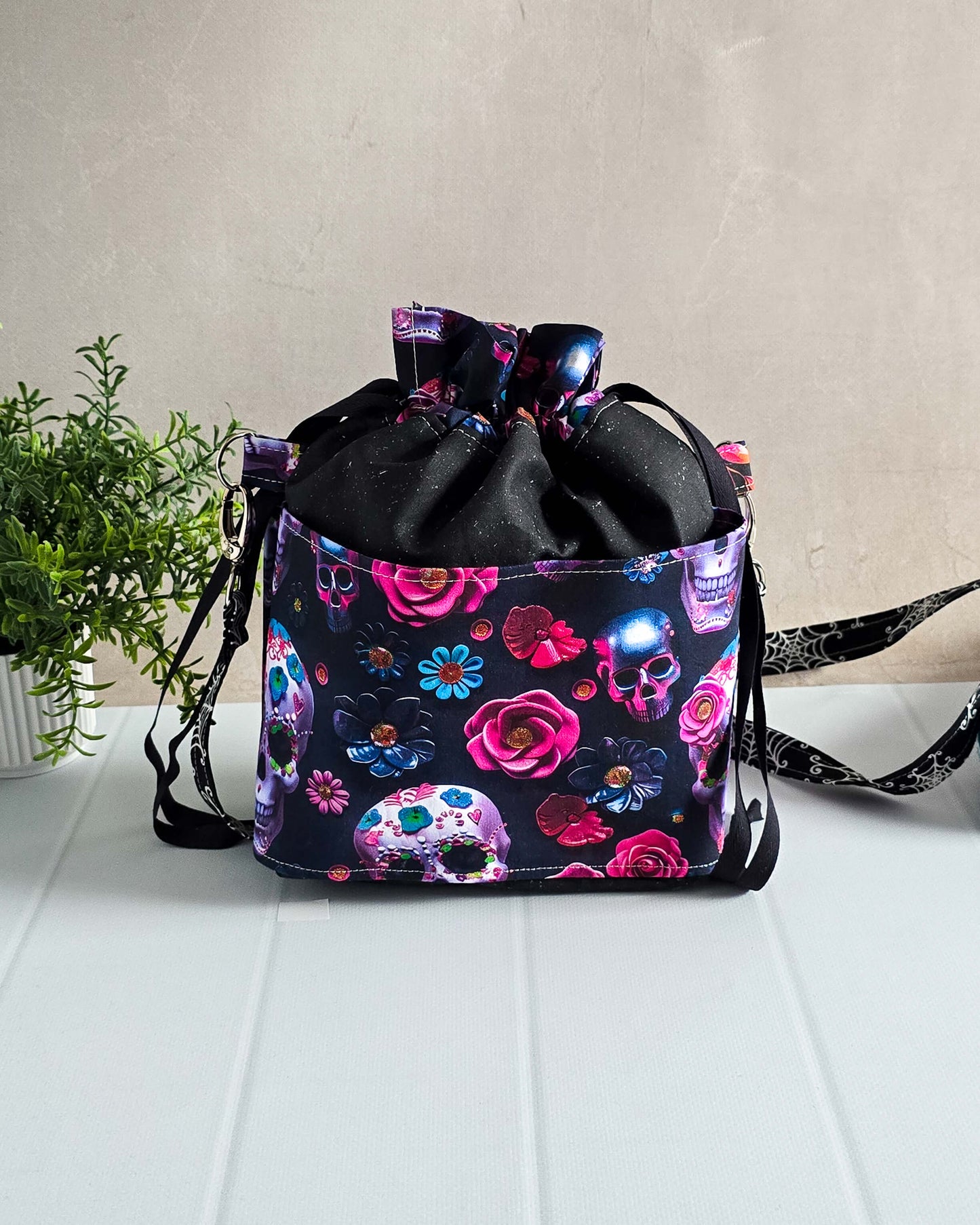 Stricktasche mit Totenkopfmotiven - handgenäht von Nadelmikado aus Bayern