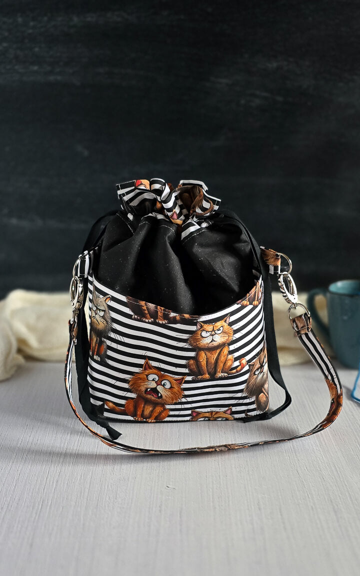 handgenähte Projekttasche mit Katzenmotiv und schwarz-weißen Streifen aus Baumwollstoff