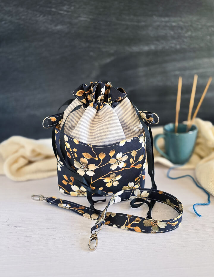 Handgenähte Projekttasche "Golden Blossom" – Perfekt für Strickprojekte