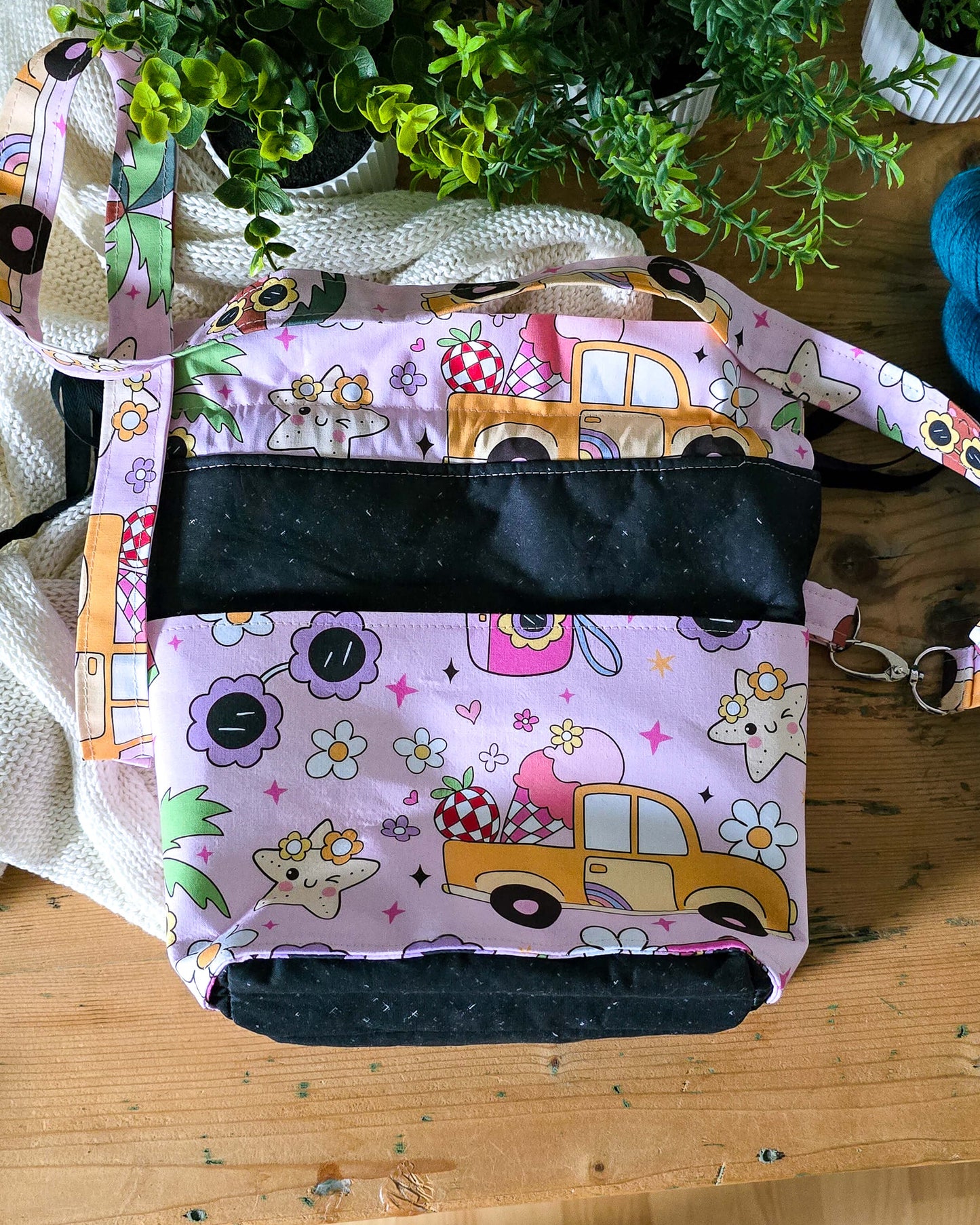 Projekttasche Huldra Bag Rosy Ride mit buntem Motiv und Trageriemen
