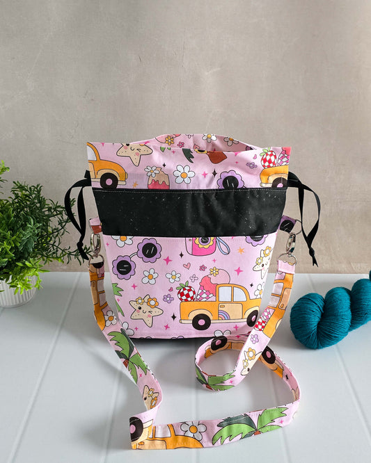 Projekttasche Huldra Bag Rosy Ride mit buntem Motiv und Trageriemen