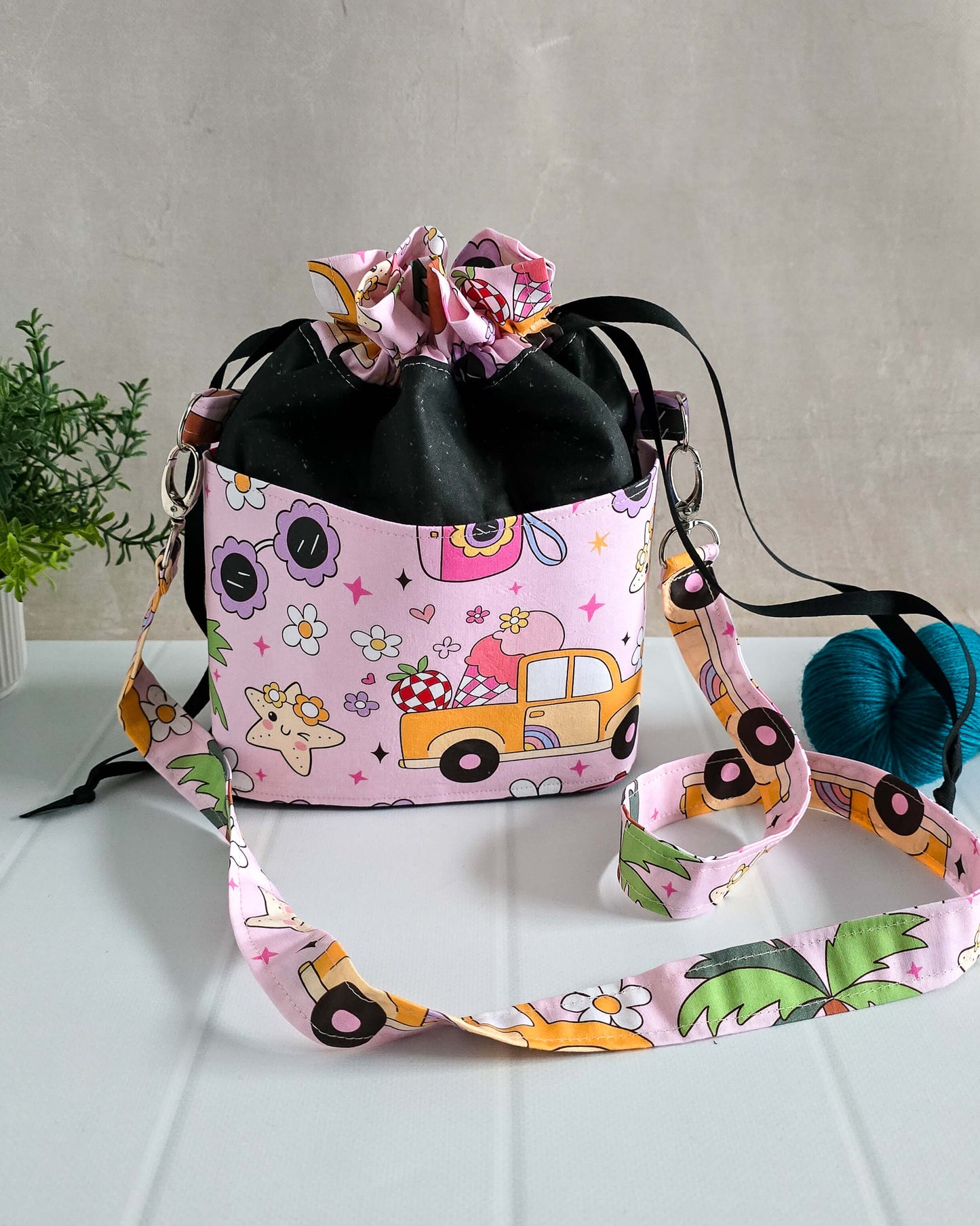Projekttasche Huldra Bag Rosy Ride mit buntem Motiv und Trageriemen