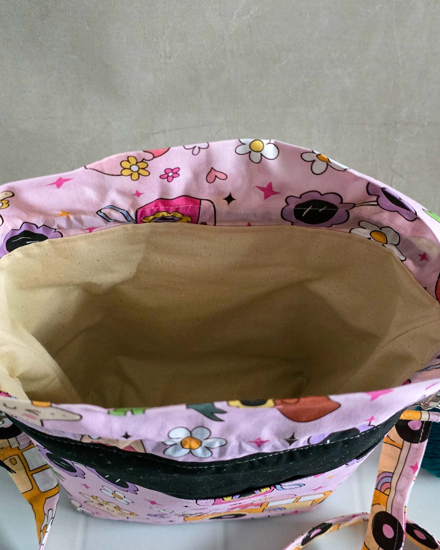 Projekttasche Huldra Bag Rosy Ride mit buntem Motiv und Trageriemen