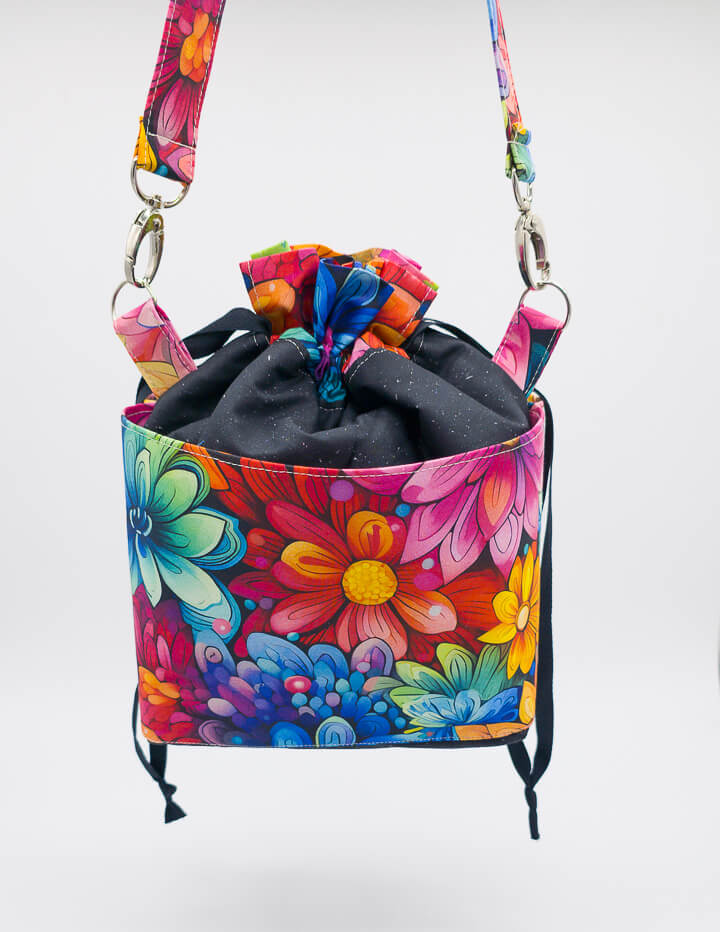 Rückansicht der Projekttasche mit floralen Akzenten und hochwertiger Verarbeitung aus der Huldra Bags Reihe.