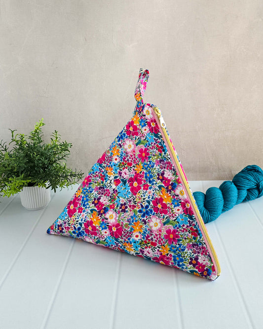 Handgenähte Projekttasche aus Baumwolle im floralen Design