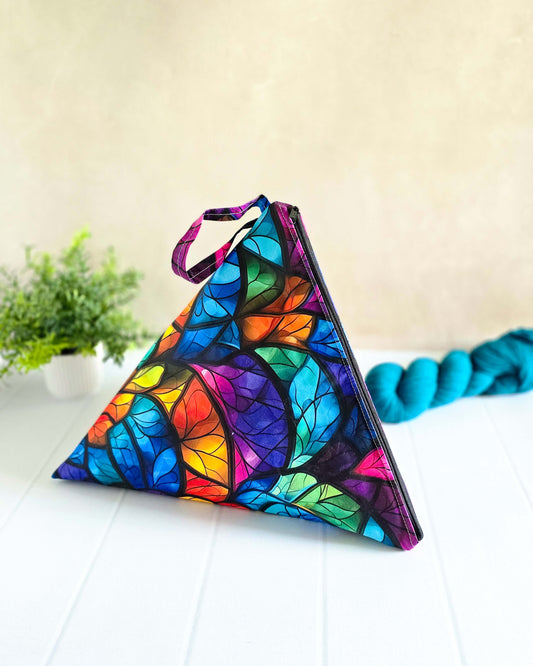 Dreieckige Projekttasche aus Baumwolle mit buntem Blättermuster, frontal fotografiert