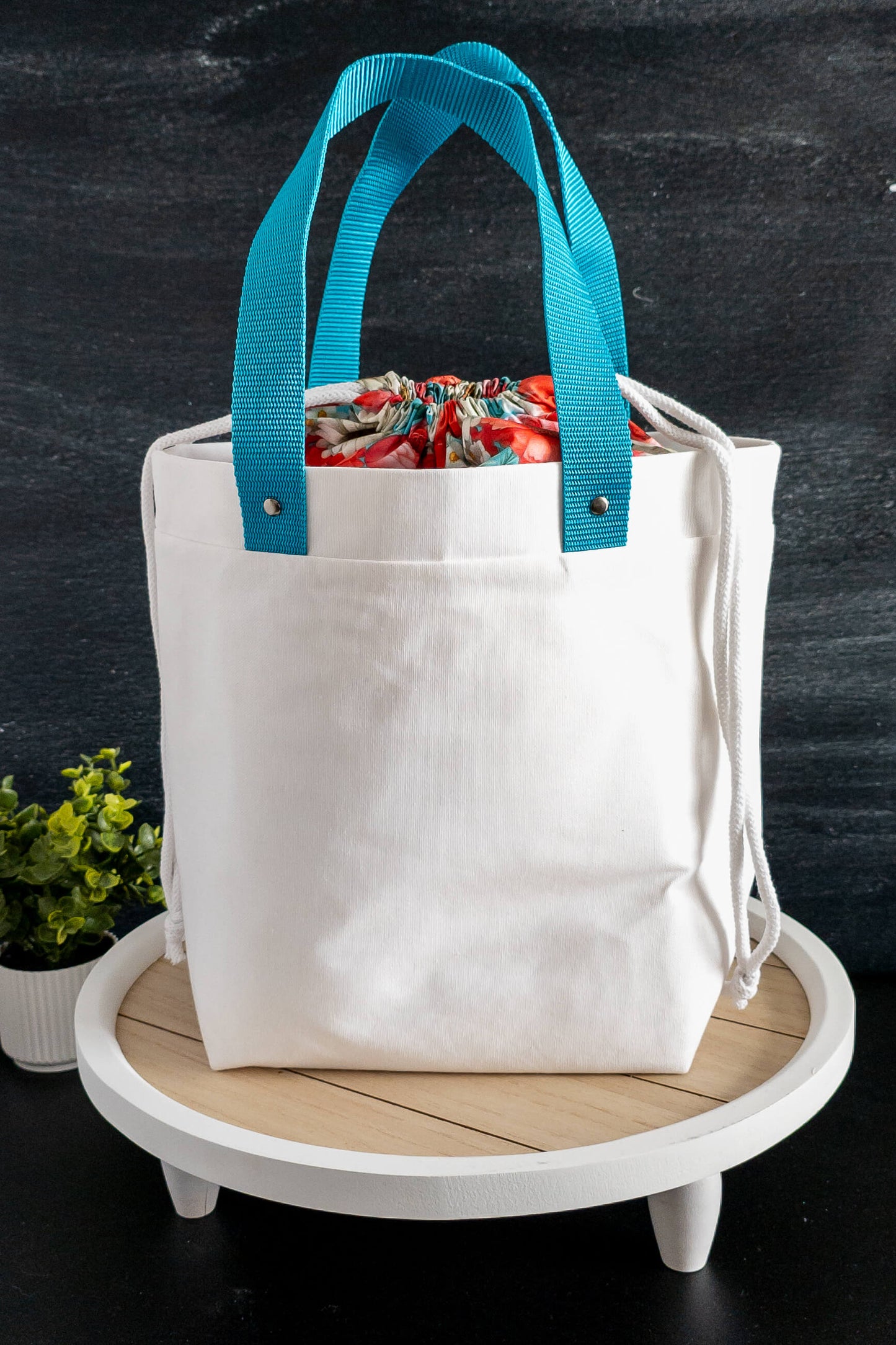 Projekttasche mit robusten blauen Tragehenkeln, perfekt für unterwegs oder zuhause