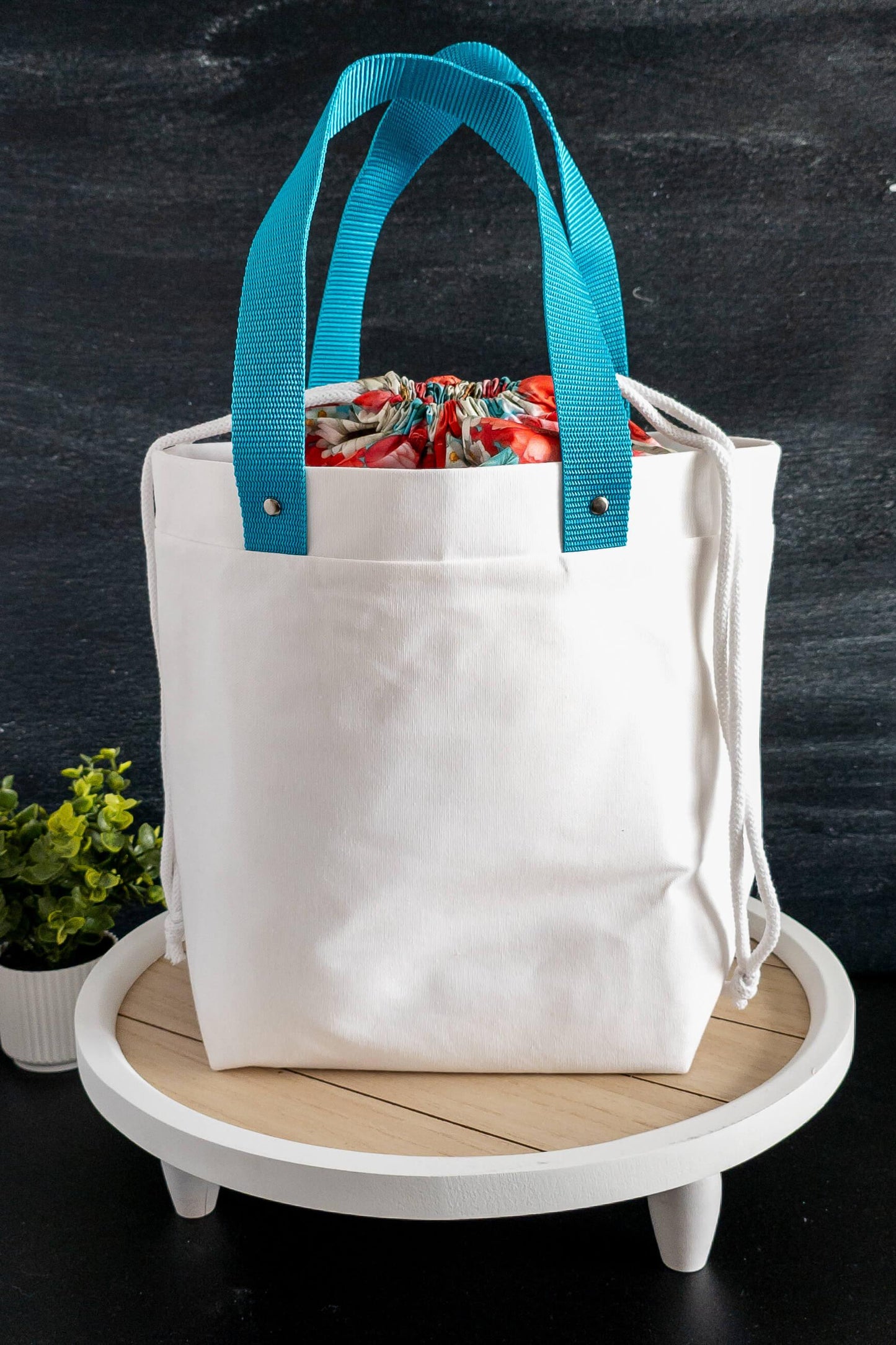 Projekttasche mit robusten blauen Tragehenkeln, perfekt für unterwegs oder zuhause