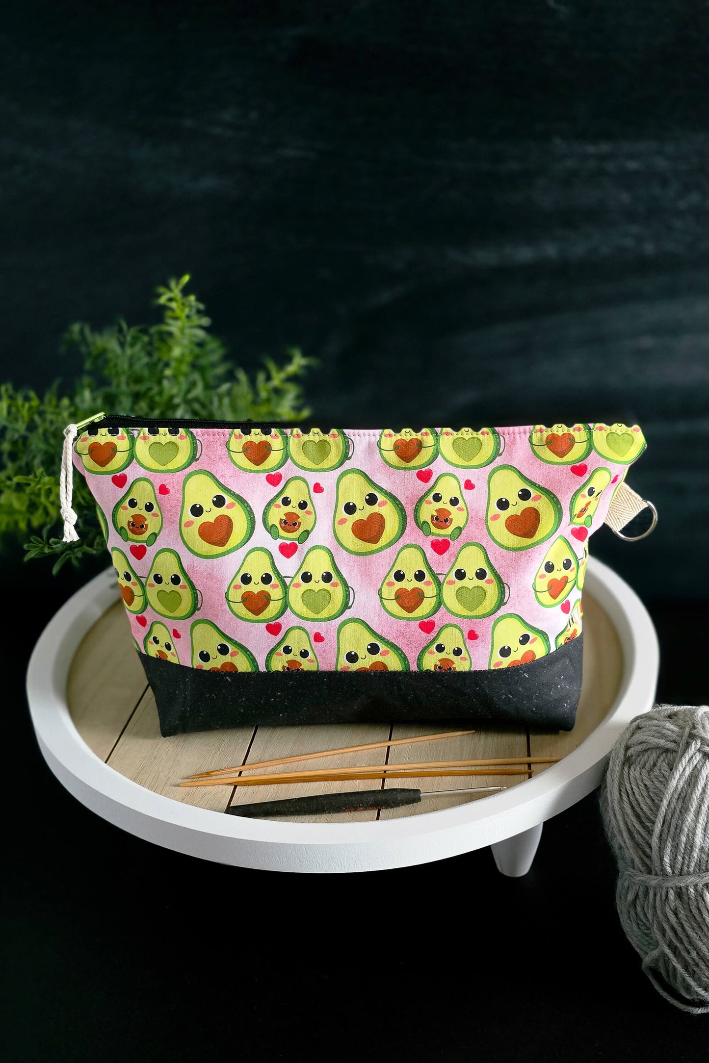 Handgenähte Projekttasche mit fröhlichem Avocado-Print, perfekt für kleine Strick- und Häkelprojekte.