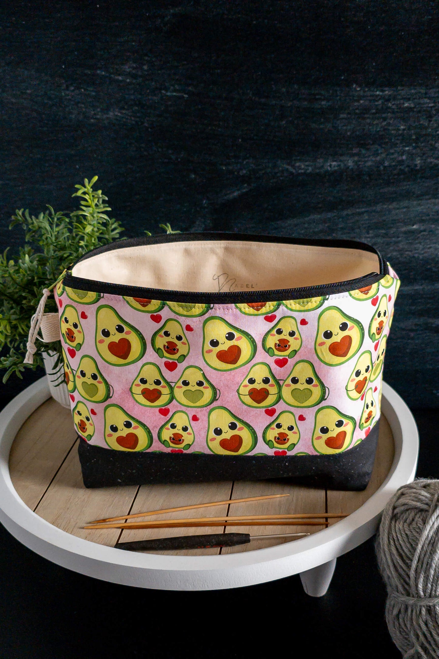 Detailaufnahme des süßen Avocado-Prints auf rosa Baumwollstoff – ein Hingucker für Handarbeitsfans.