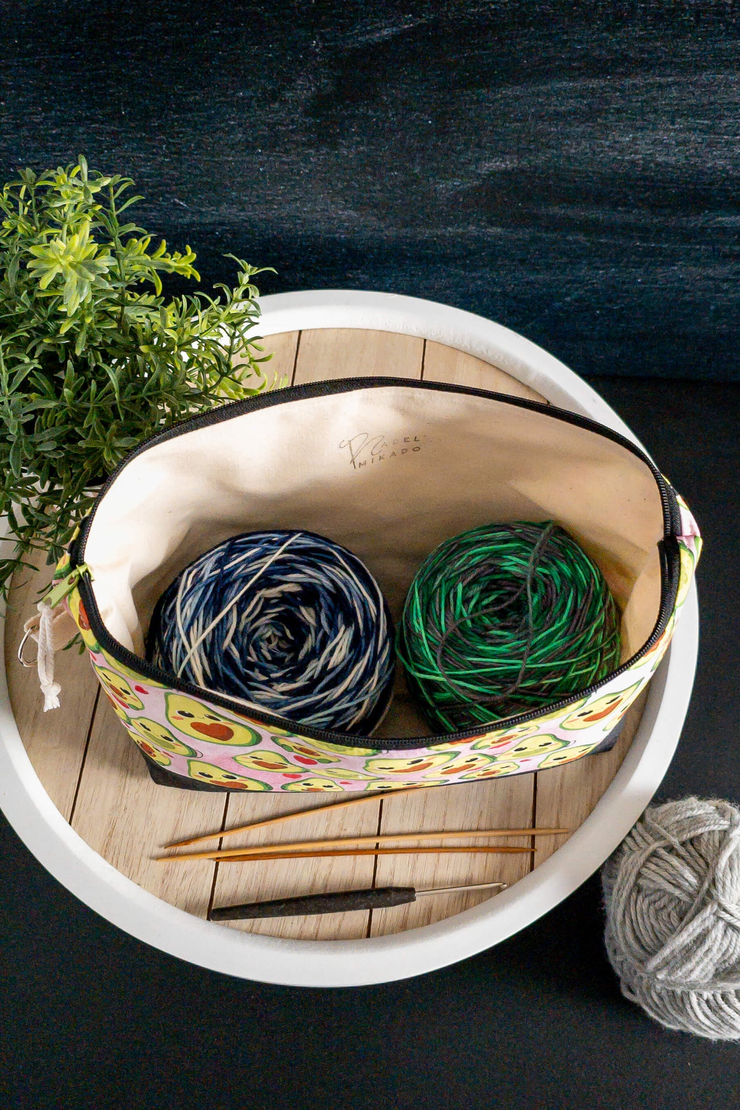 Stricktasche auf einem Tablett mit Garnknäuel und Nadeln – gemütliche Atmosphäre für DIY-Momente.