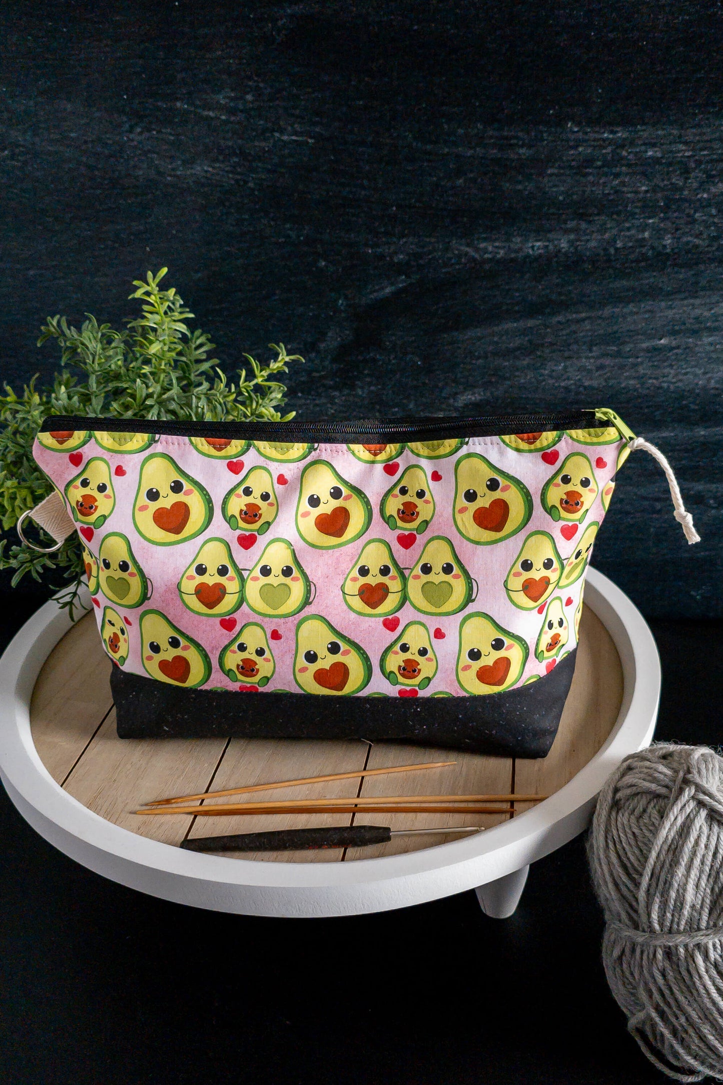Nahaufnahme der Stricktasche mit Reißverschluss – sicherer Stauraum für Wolle, Nadeln und Zubehör.