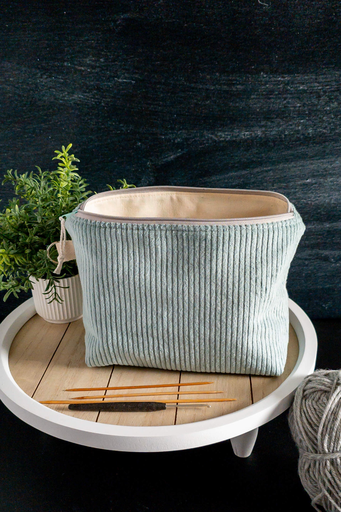 Die Tasche stehend mit Volumenvlies-Verstärkung – bleibt offen und sorgt für mühelosen Zugriff auf dein Projekt.