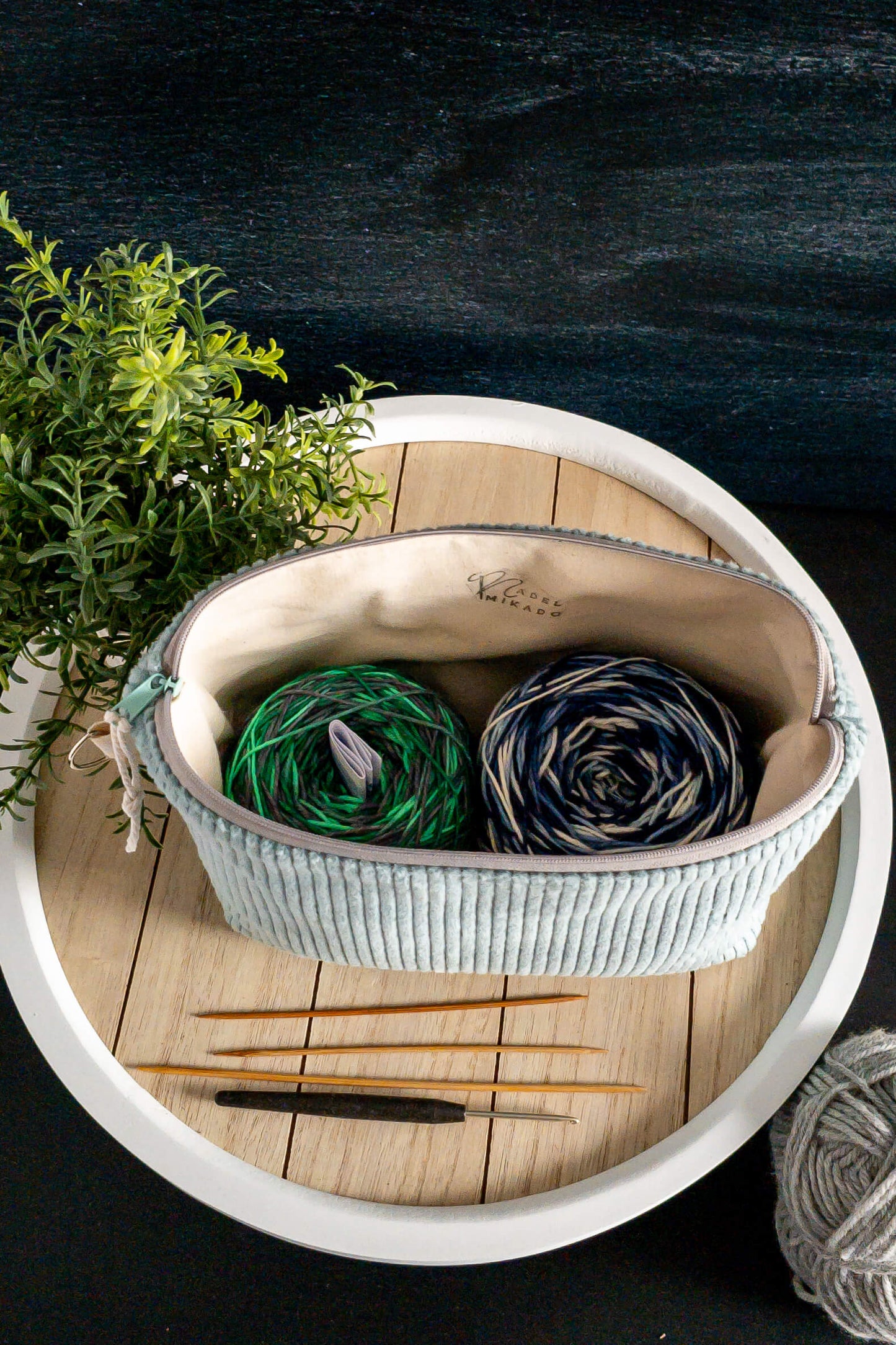 Detailaufnahme des Cordstoffs mit seiner weichen, gerippten Struktur – stilvoll und angenehm in der Haptik.