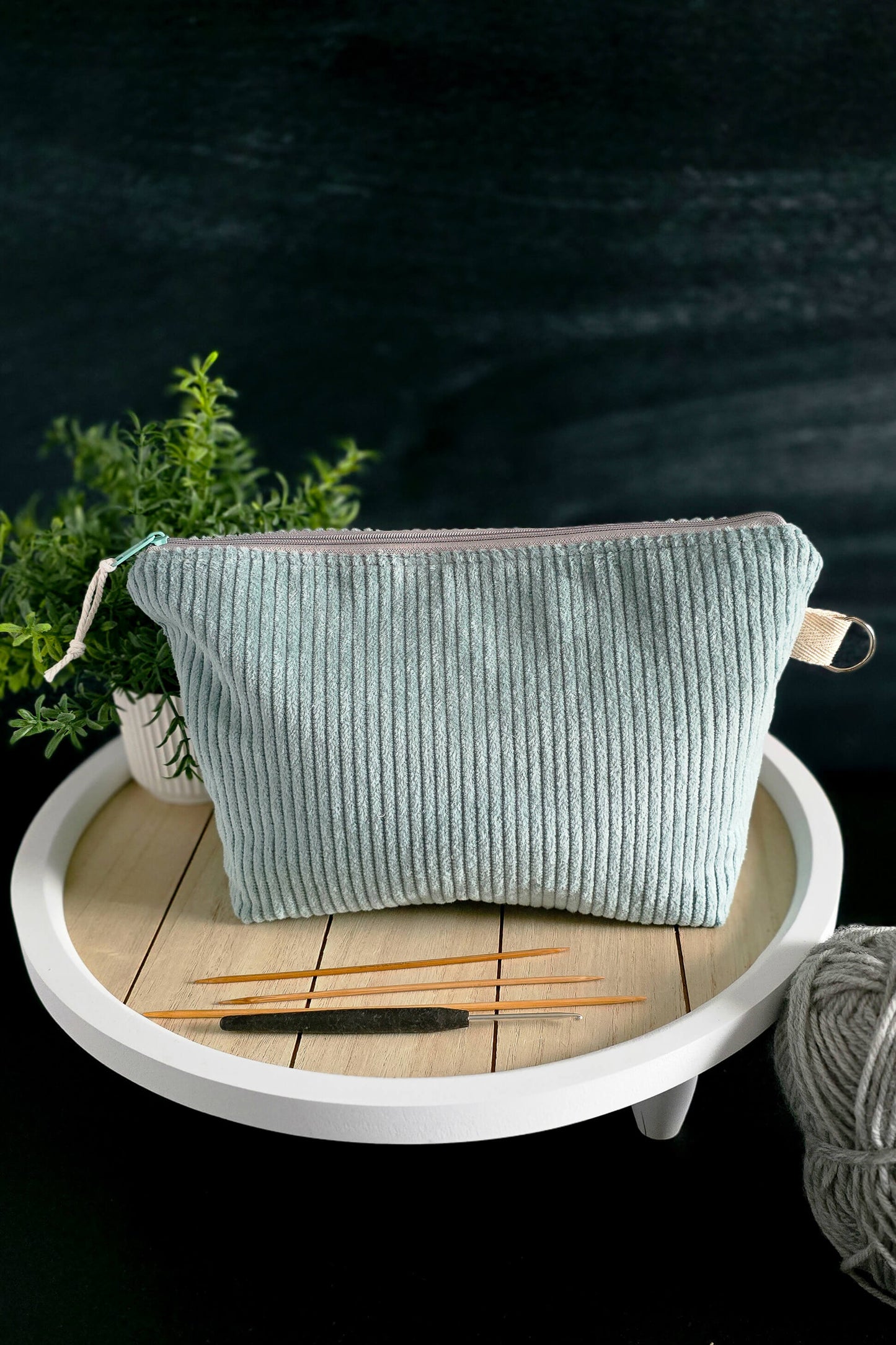 Handgenähte Projekttasche aus weichem Cordstoff in sanftem Blau, perfekt für Strick- und Häkelprojekte.
