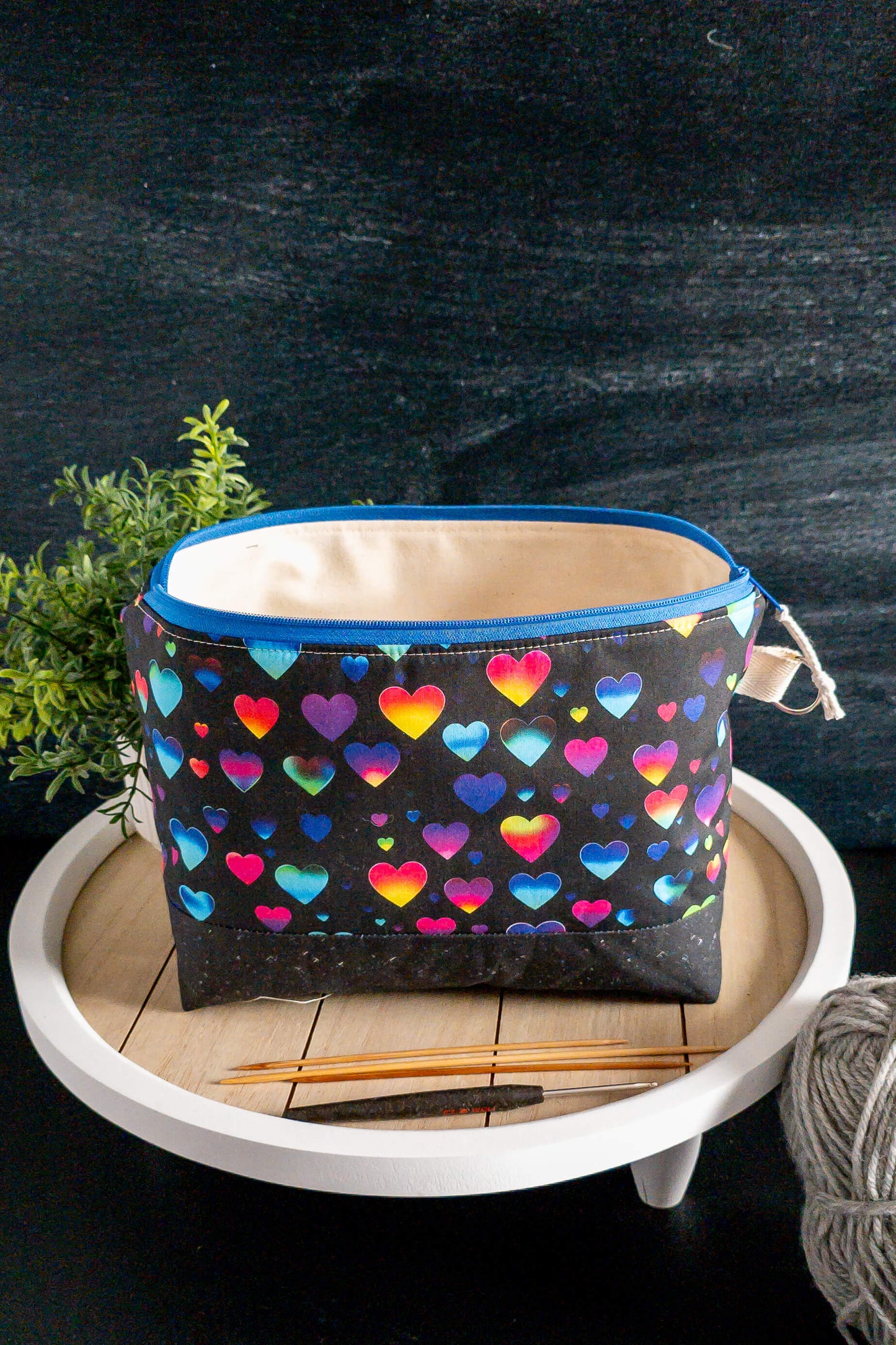Nahaufnahme der Stricktasche mit bunten Herzen und stabilem Reißverschluss – perfekt für unterwegs