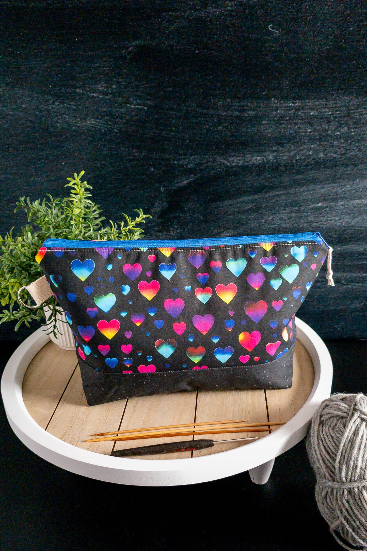 Strickzubehör neben der Projekttasche – alles griffbereit für dein nächstes DIY-Projekt