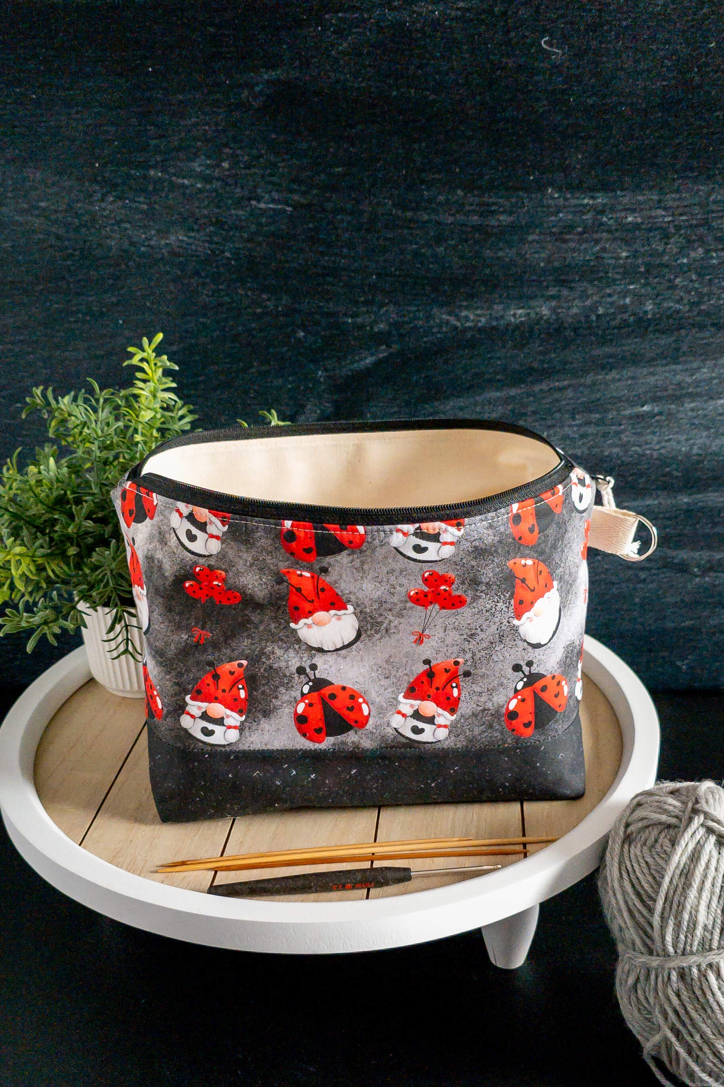 Isvind Stricktasche in Schwarz-Rot mit Volumenvlies für stabilen Stand und sicherem Reißverschluss