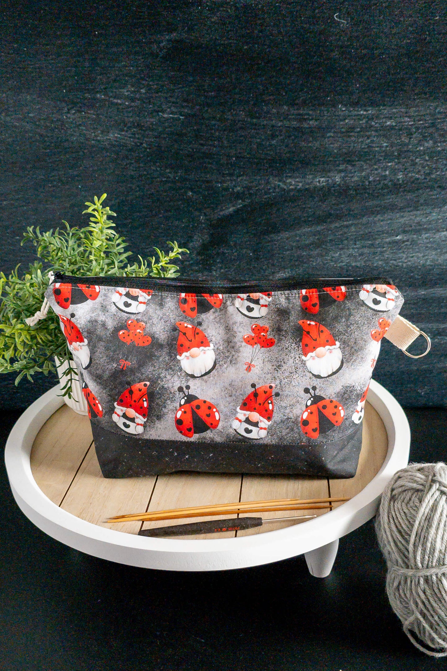 Projekttasche auf einem gemütlichen Strickplatz – dein perfekter Begleiter für kreative Stunden