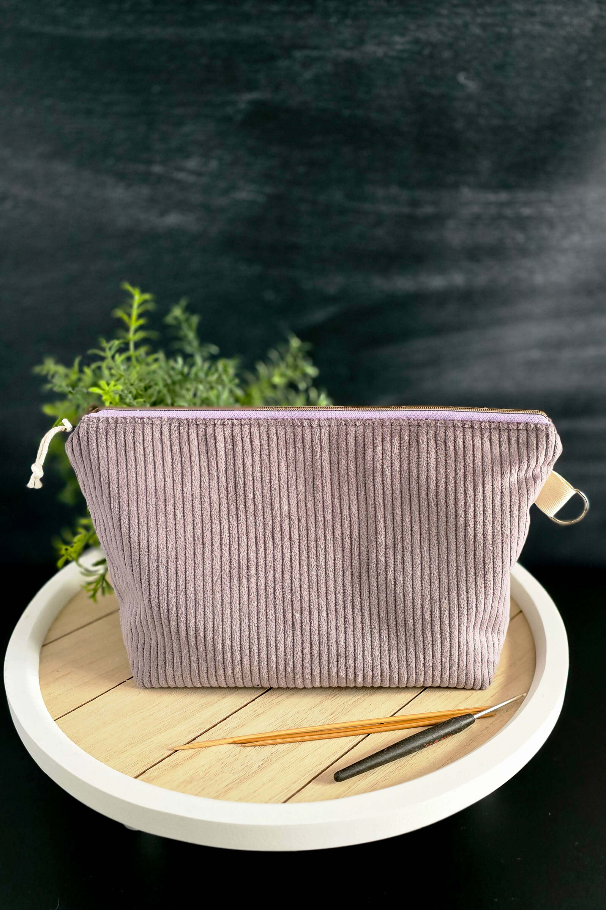 Projekttasche aus Cordstoff in Mauve für Strick- und Häkelprojekte – Vorderansicht mit Reißverschluss